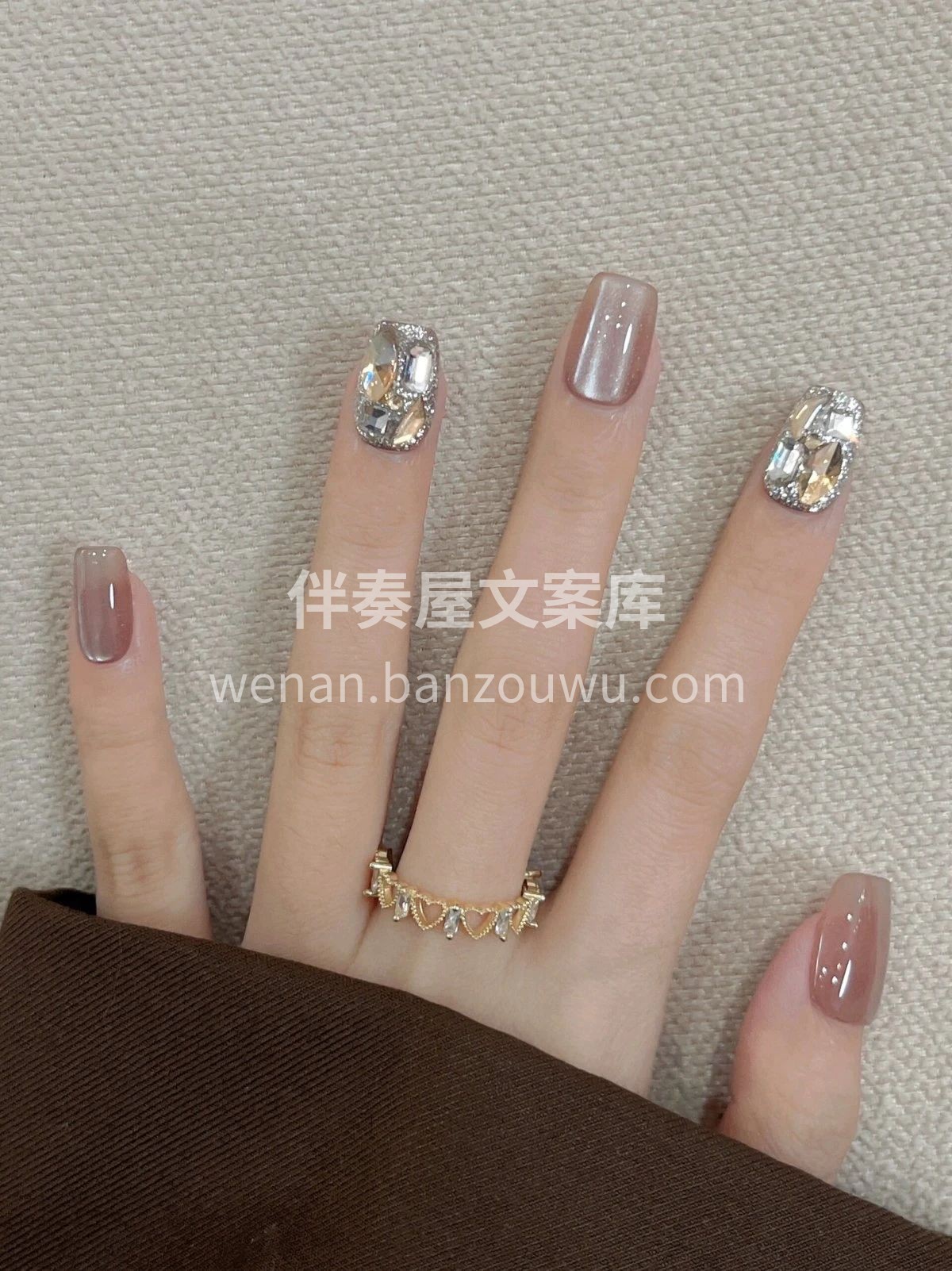 久等了姐妹们 🎈 闪亮亮的美甲它来了💕 