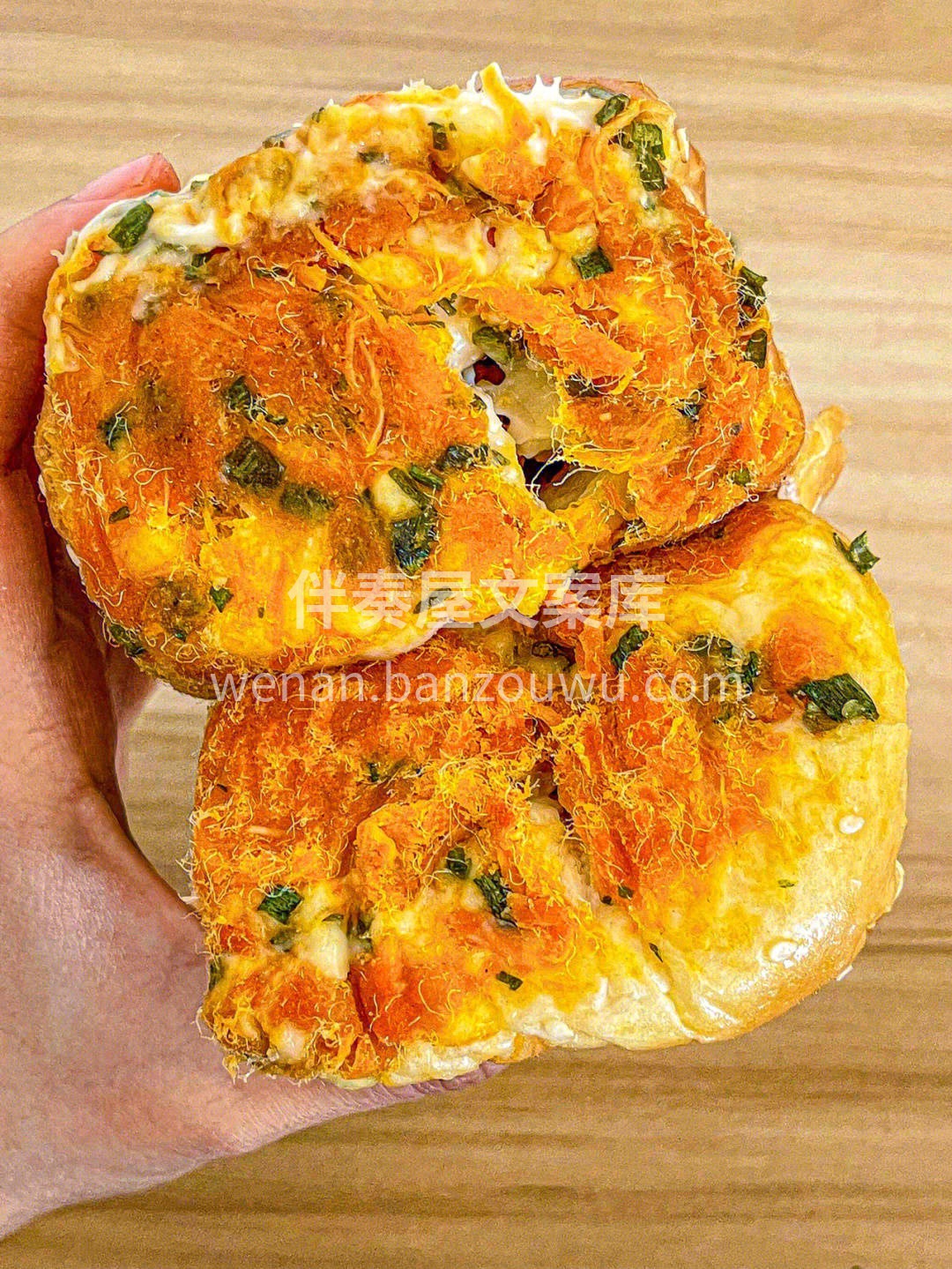 🍞面包体很暄软，表面撒了很多葱花🌿两头和 配图1