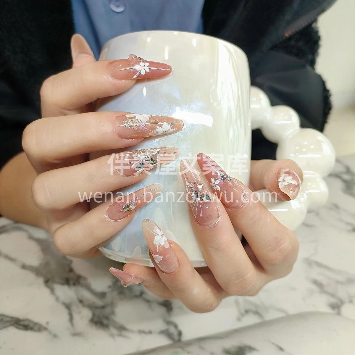 仙仙的手绘美甲， 是少女心的完美体现。 