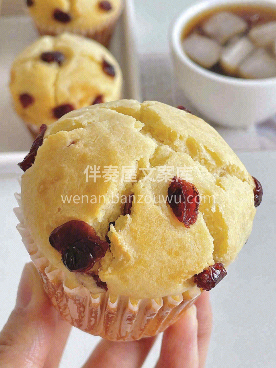 南瓜麦芬🧁，加入南瓜泥🎃 上层是小酥粒✨ 配图2