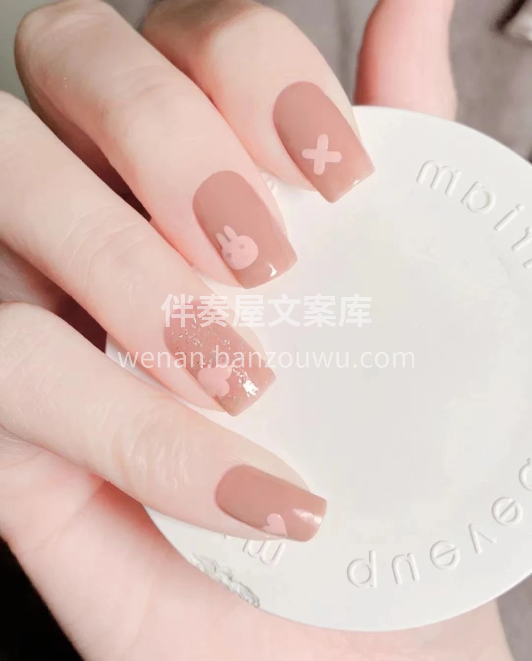 是美甲还是艺术品 彩绘透着丝丝可爱 豆蔻
