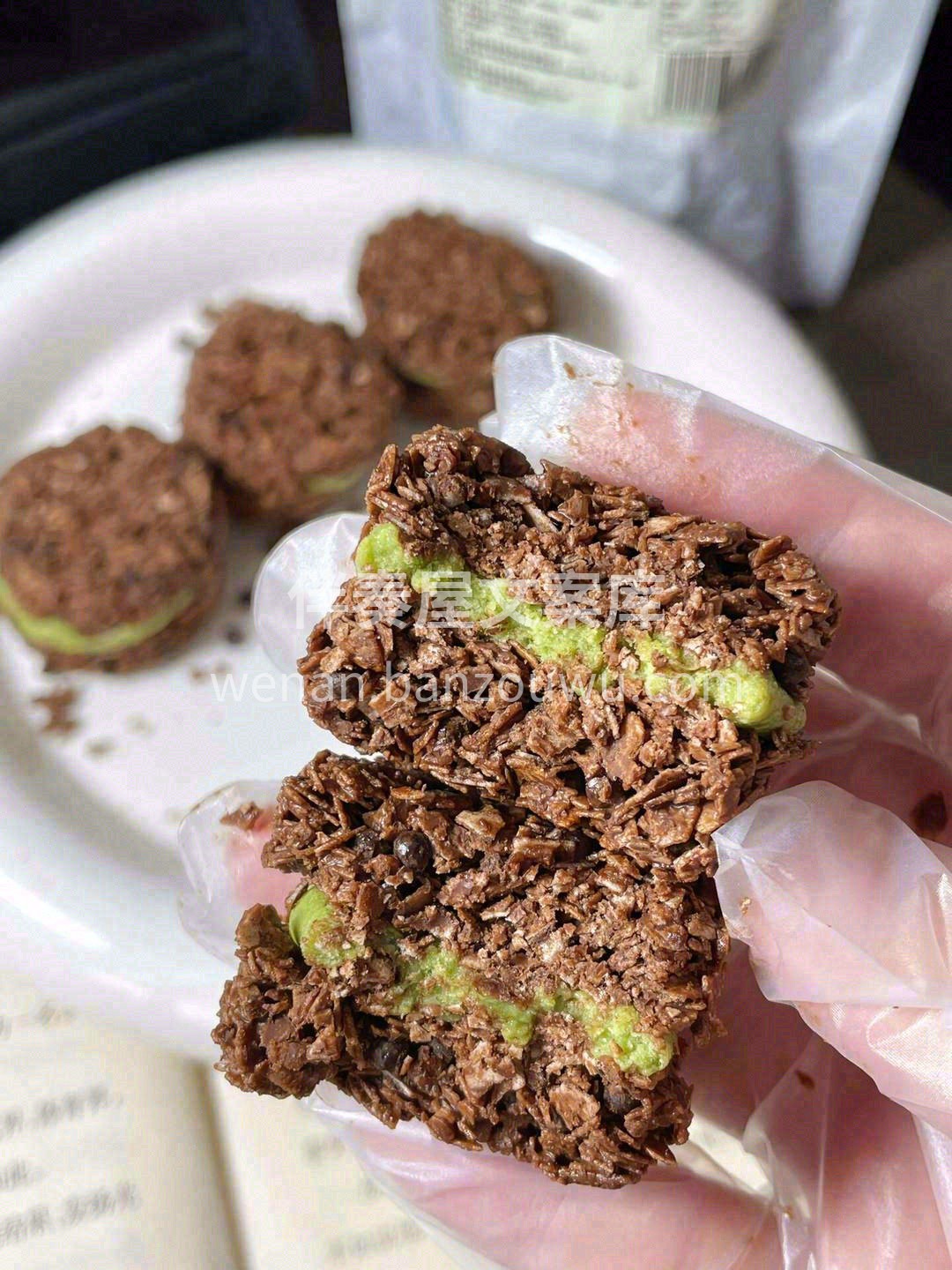 🍪外面是厚厚的巧克力麦片➕抹茶的牛轧夹心 配图1