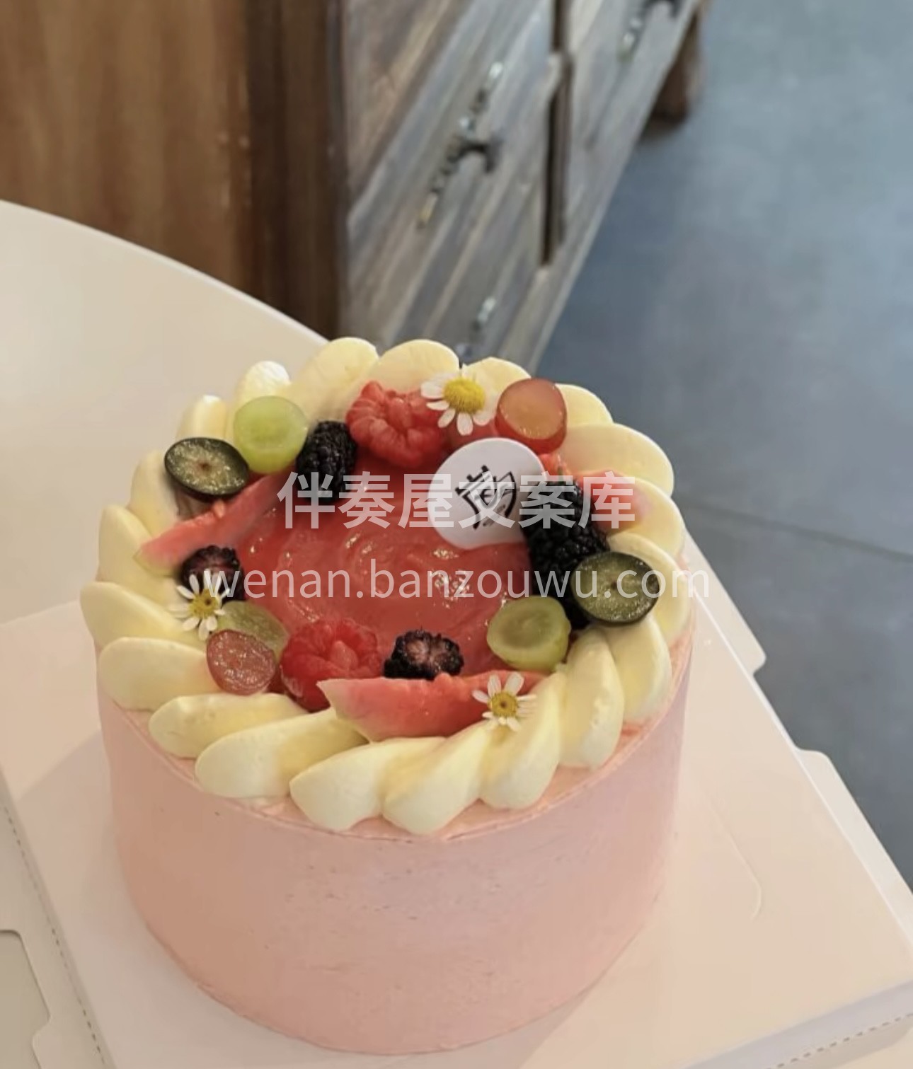 缤纷的水果点缀在细腻的蛋糕之上，如同梦幻 配图3