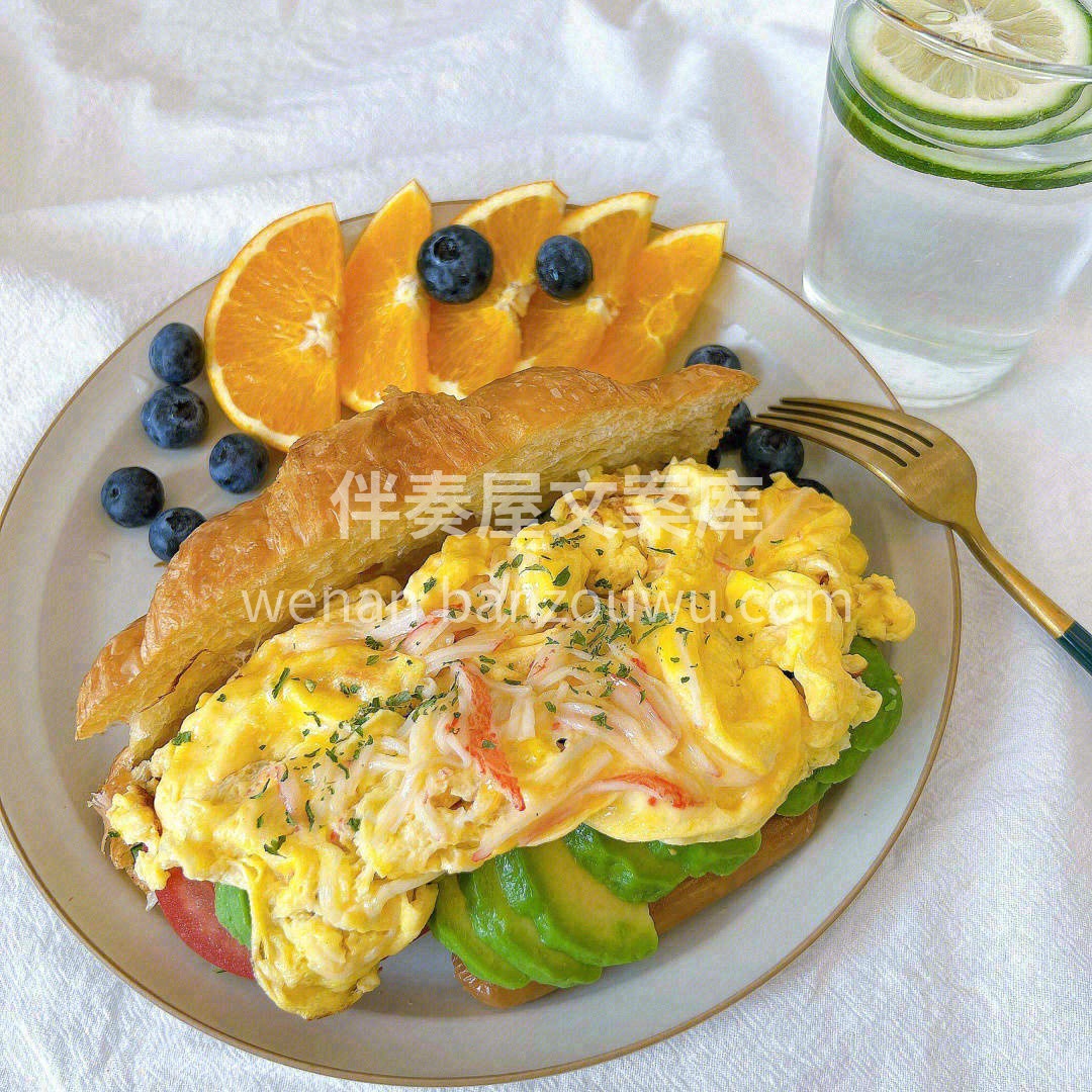 牛角包🥐切开，依次加入：牛油果泥，色拉菜 配图1