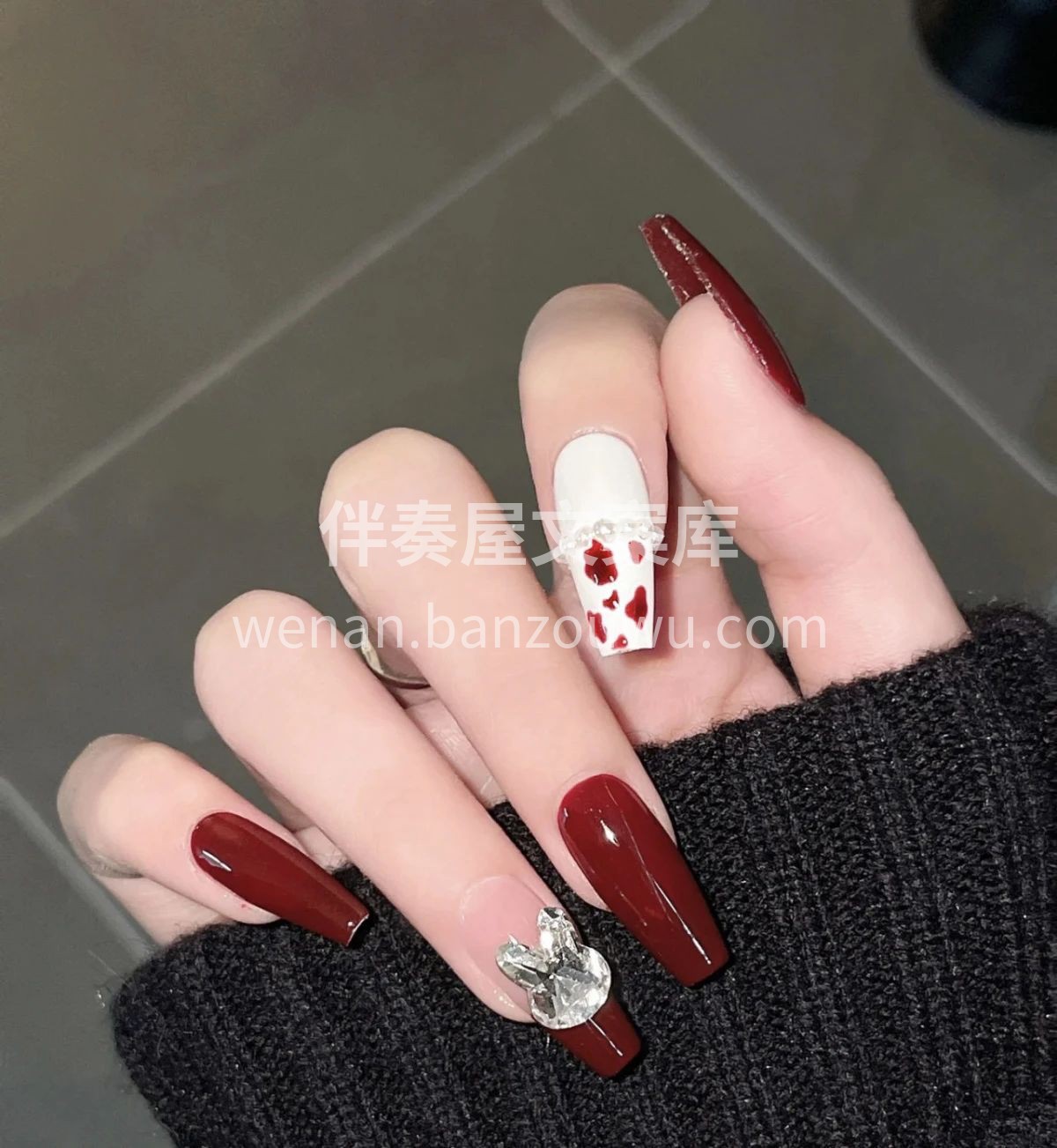 气质美甲💅🏻 中国红➕兔形钻石❤ 搭配珍