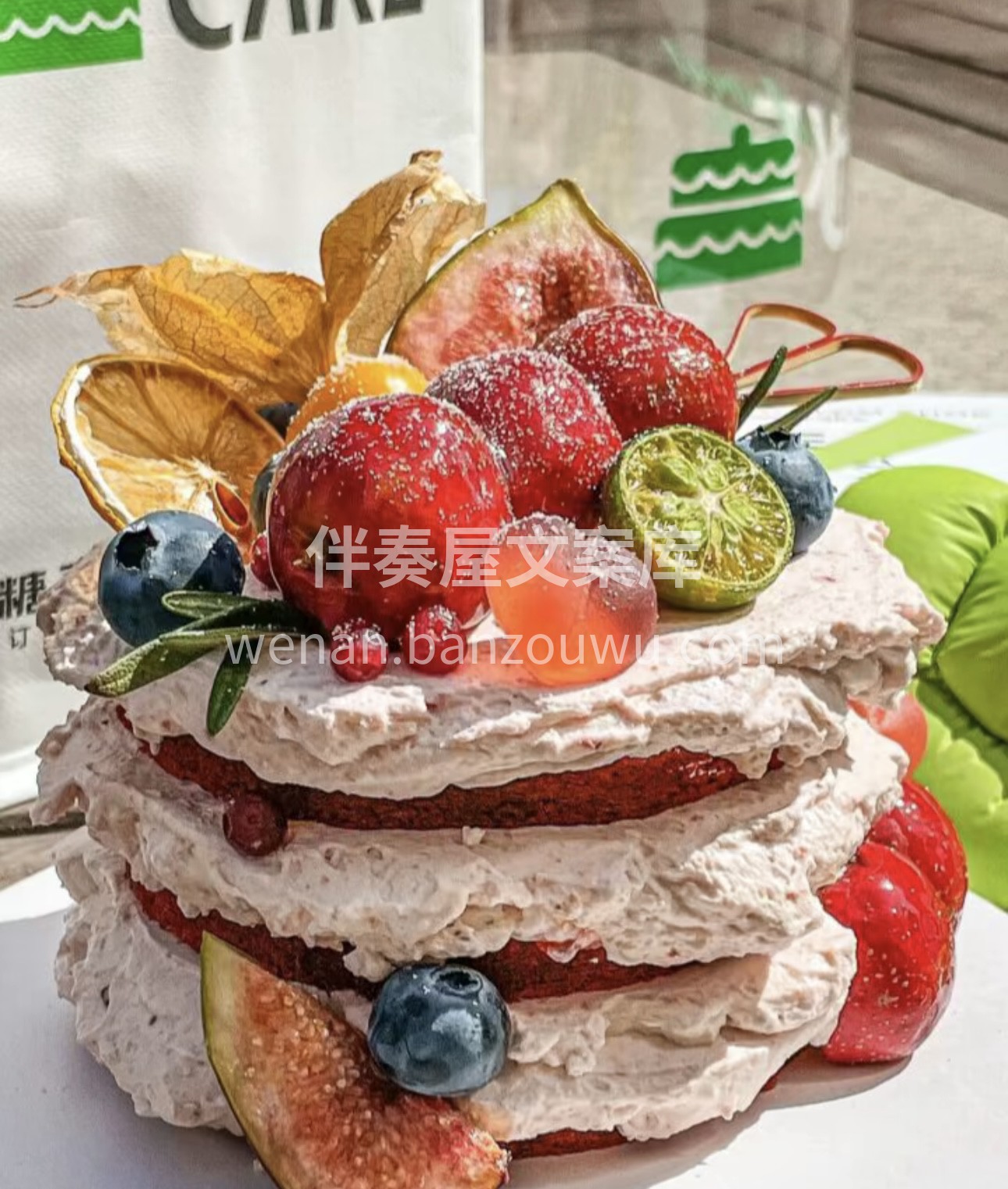 缤纷的水果点缀在细腻的蛋糕之上，如同梦幻 配图1