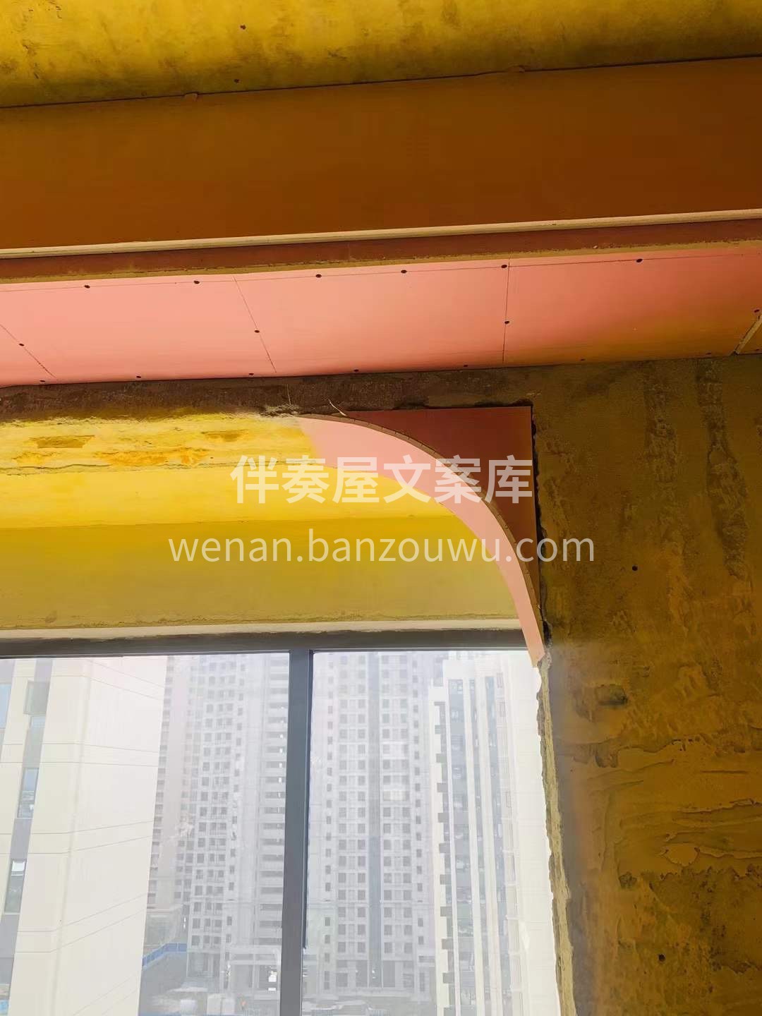 这个夏‮很天‬热， 但工地没法停。 水泥 配图1