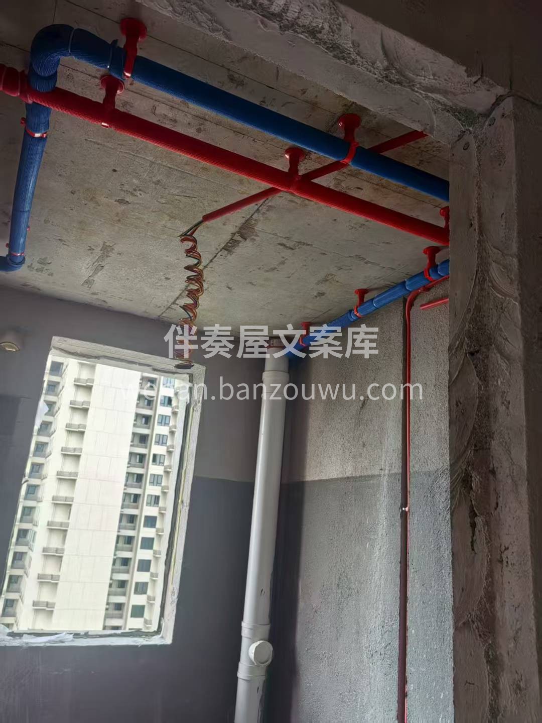 夏天的工地不容易 ‮砖瓷‬热得‮煎能‬鸡 配图2
