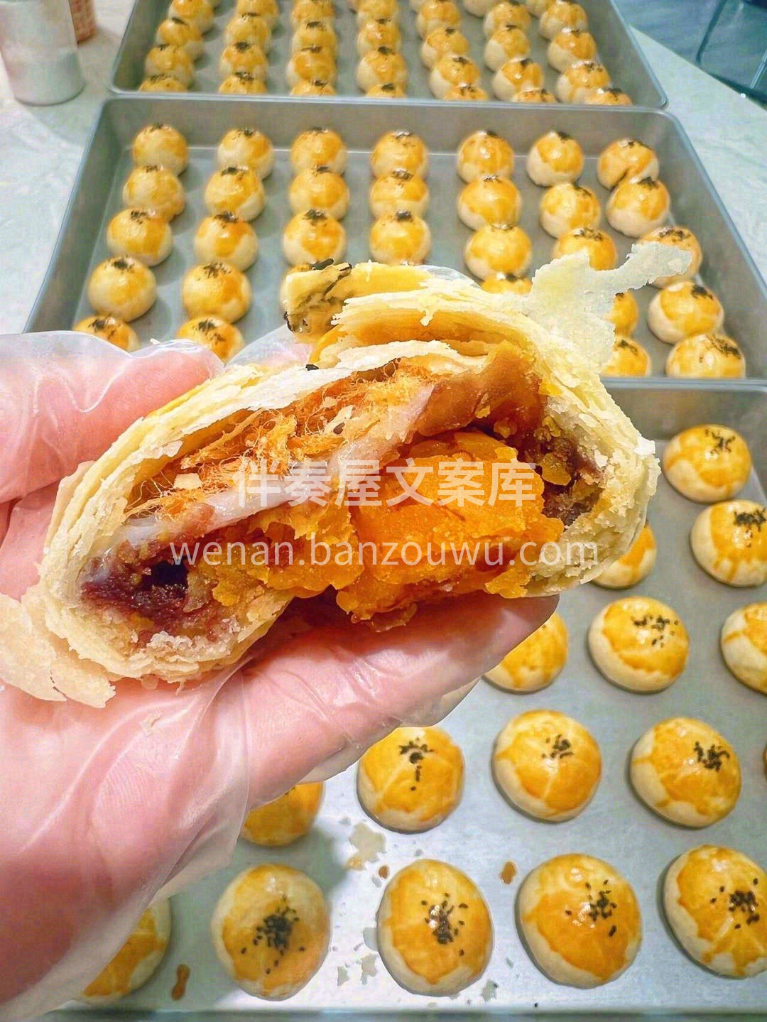 🌟咸香的蛋黄与豆沙的甜美渐渐泛上舌尖😋； 配图2