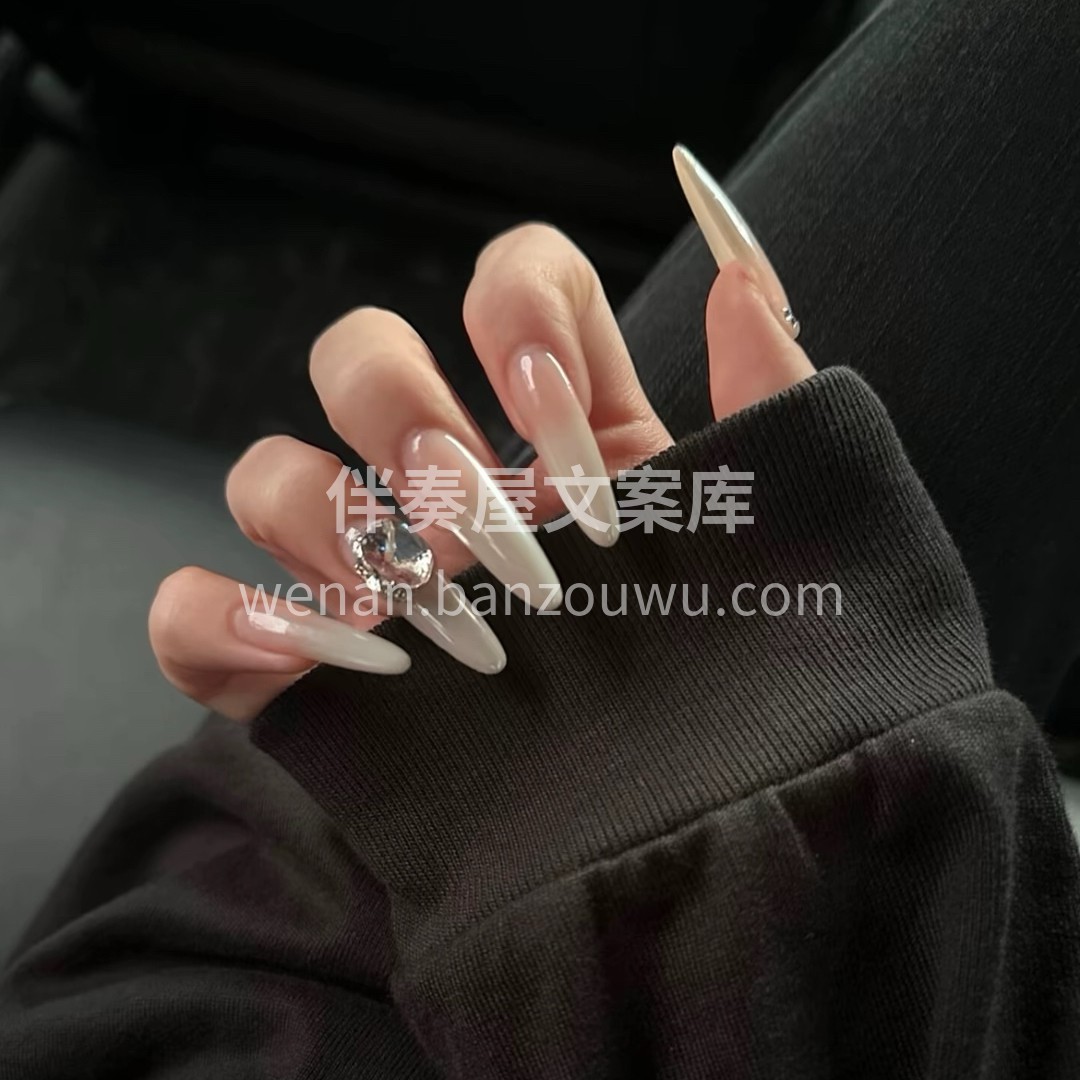 美丽指甲来袭，细腻工艺与创意设计融合。在 配图1