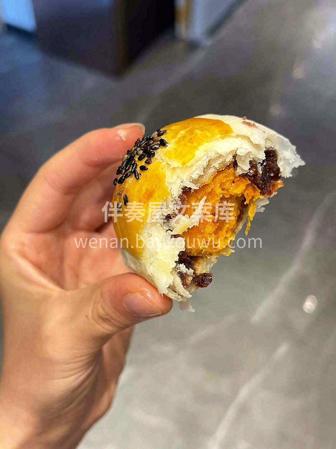 每一颗蛋黄酥都经过精心制作❤️，外层酥脆 配图3