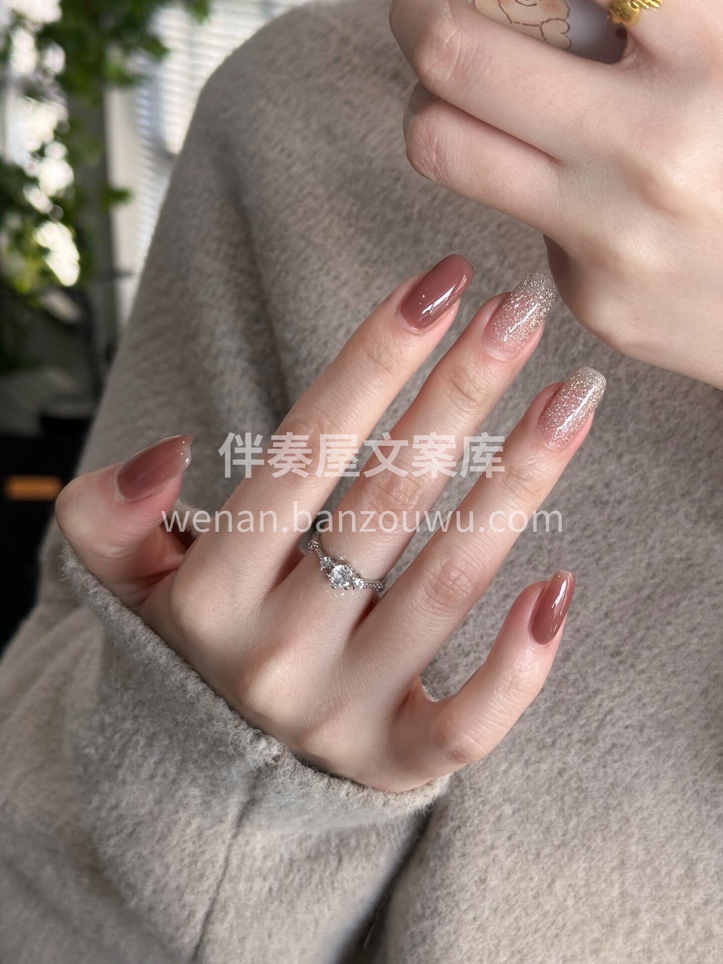 温柔韩系！精致春天美甲💕奶茶棕搭配细闪 配图3