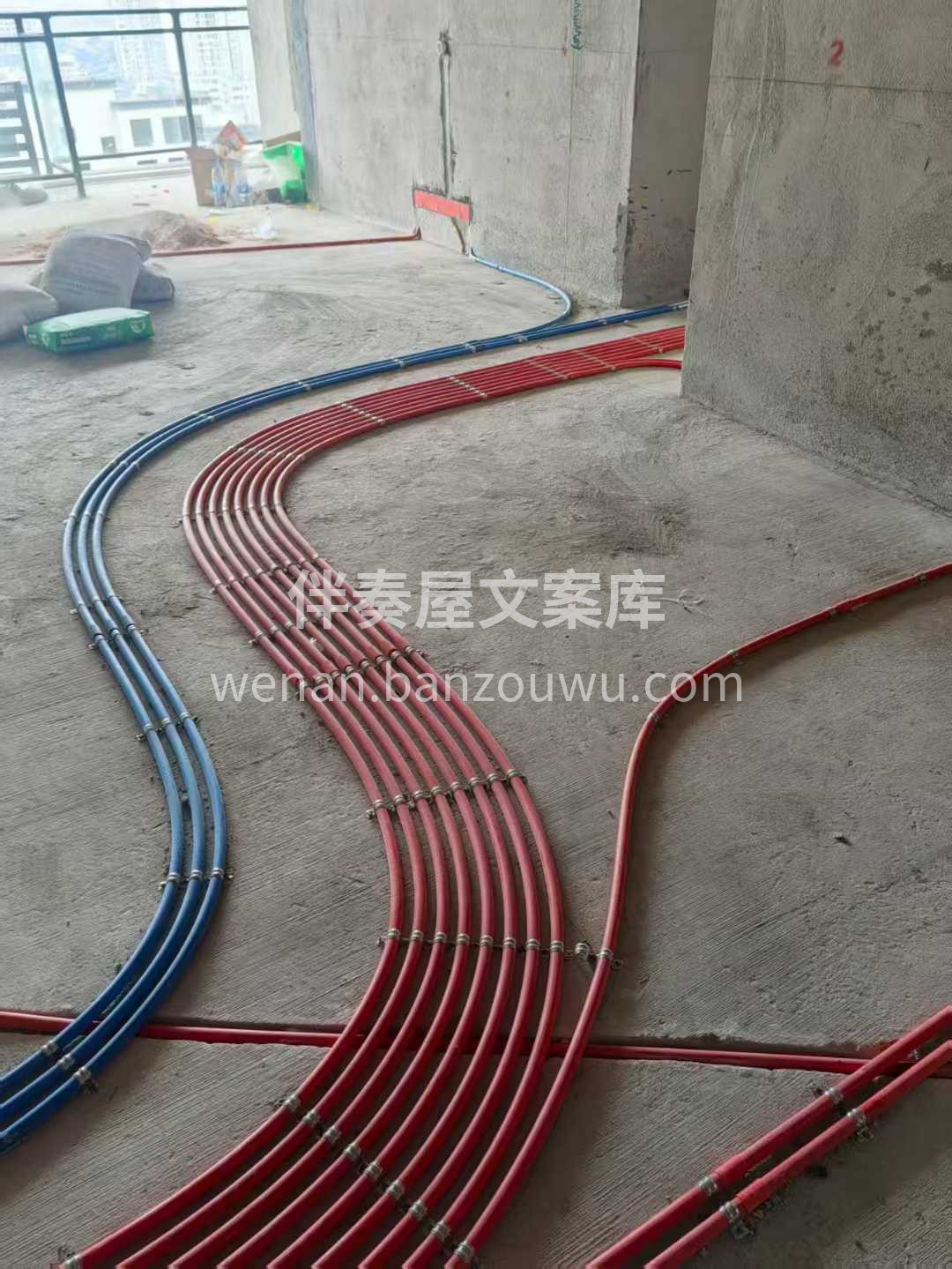 夏天的工地不容易 ‮砖瓷‬热得‮煎能‬鸡 配图3