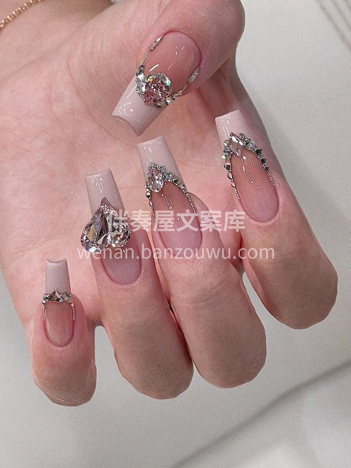 粉白色法式钻石美甲 粉透渐变色打底太温柔