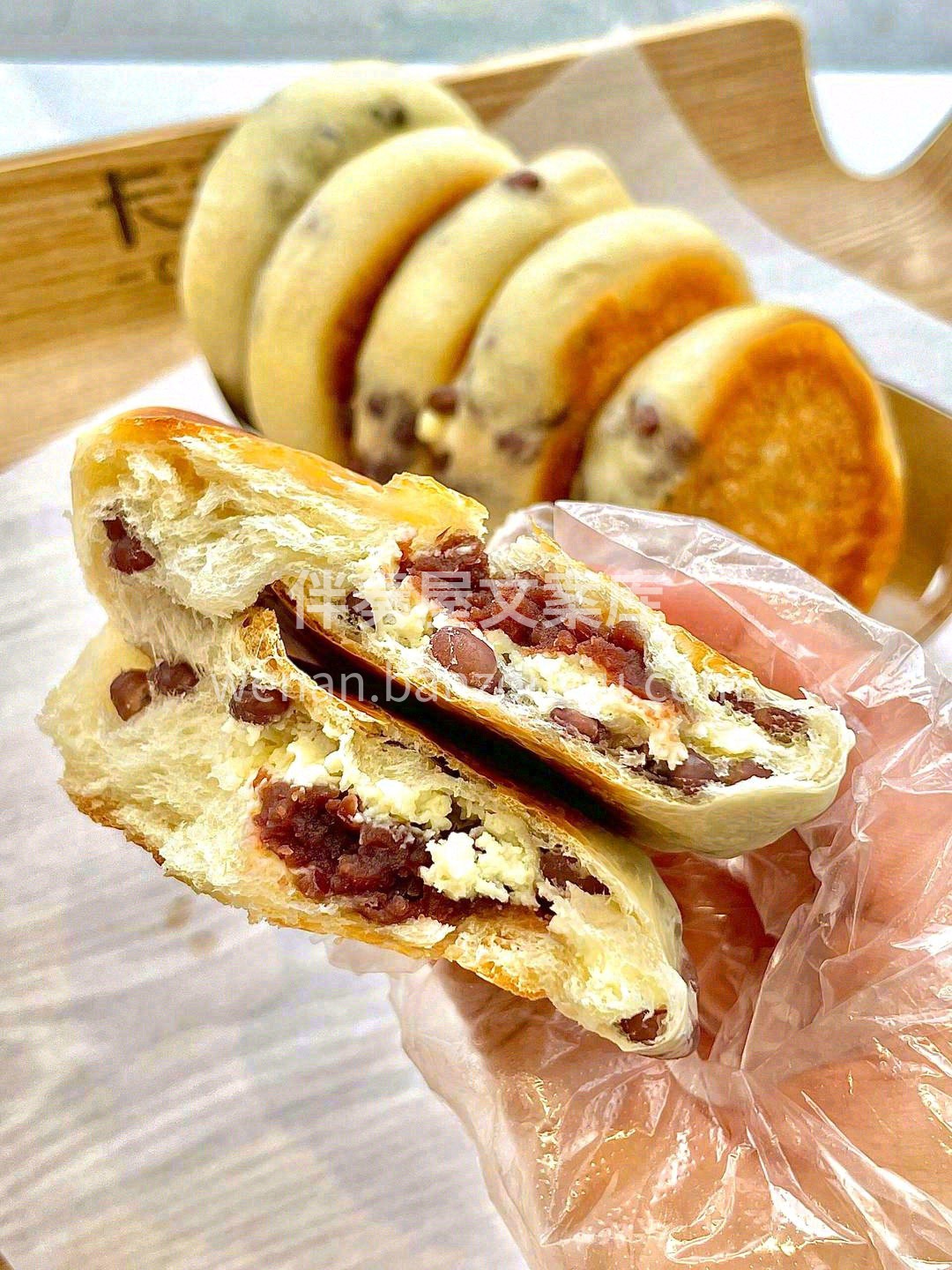 🍃这款红豆乳酪面包，薄厚适中，饱满的红豆 配图1