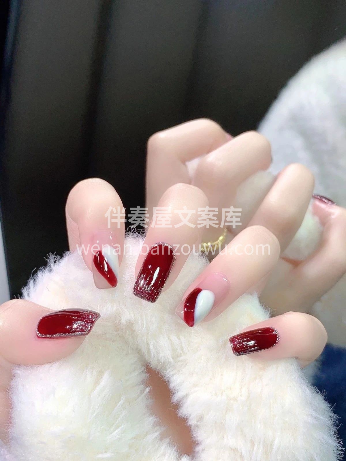 🍒红白cp撞色美甲 由红色做主色调，金色