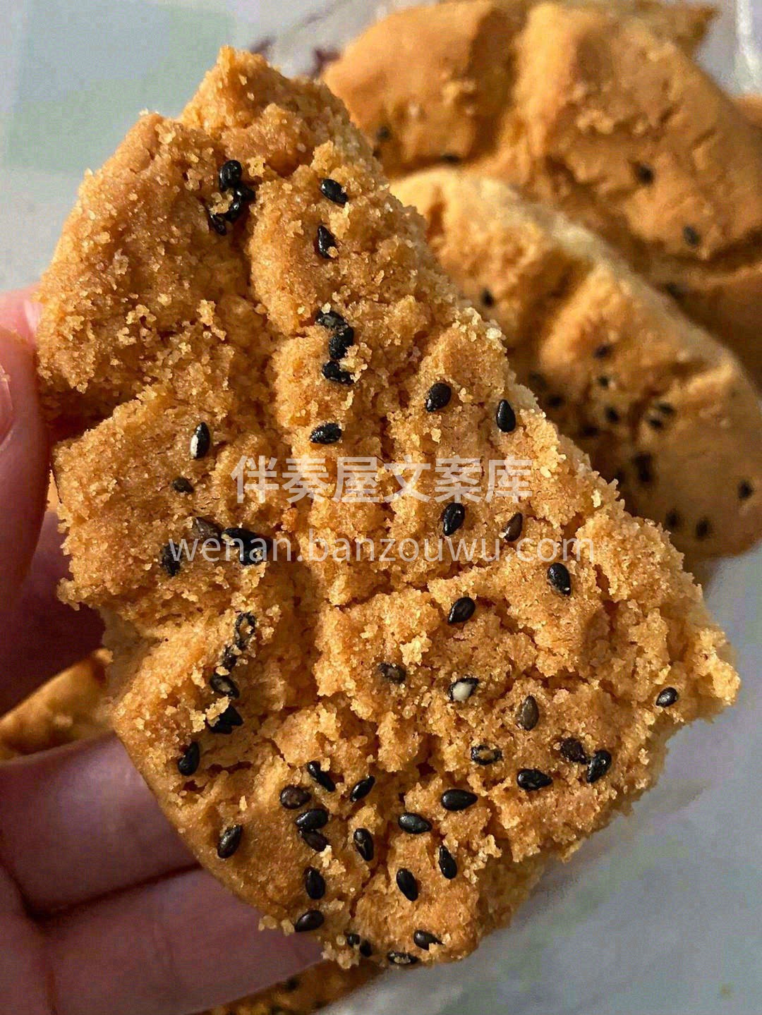 表面的裂纹表示它非常的酥💥，一碰就掉渣  配图1