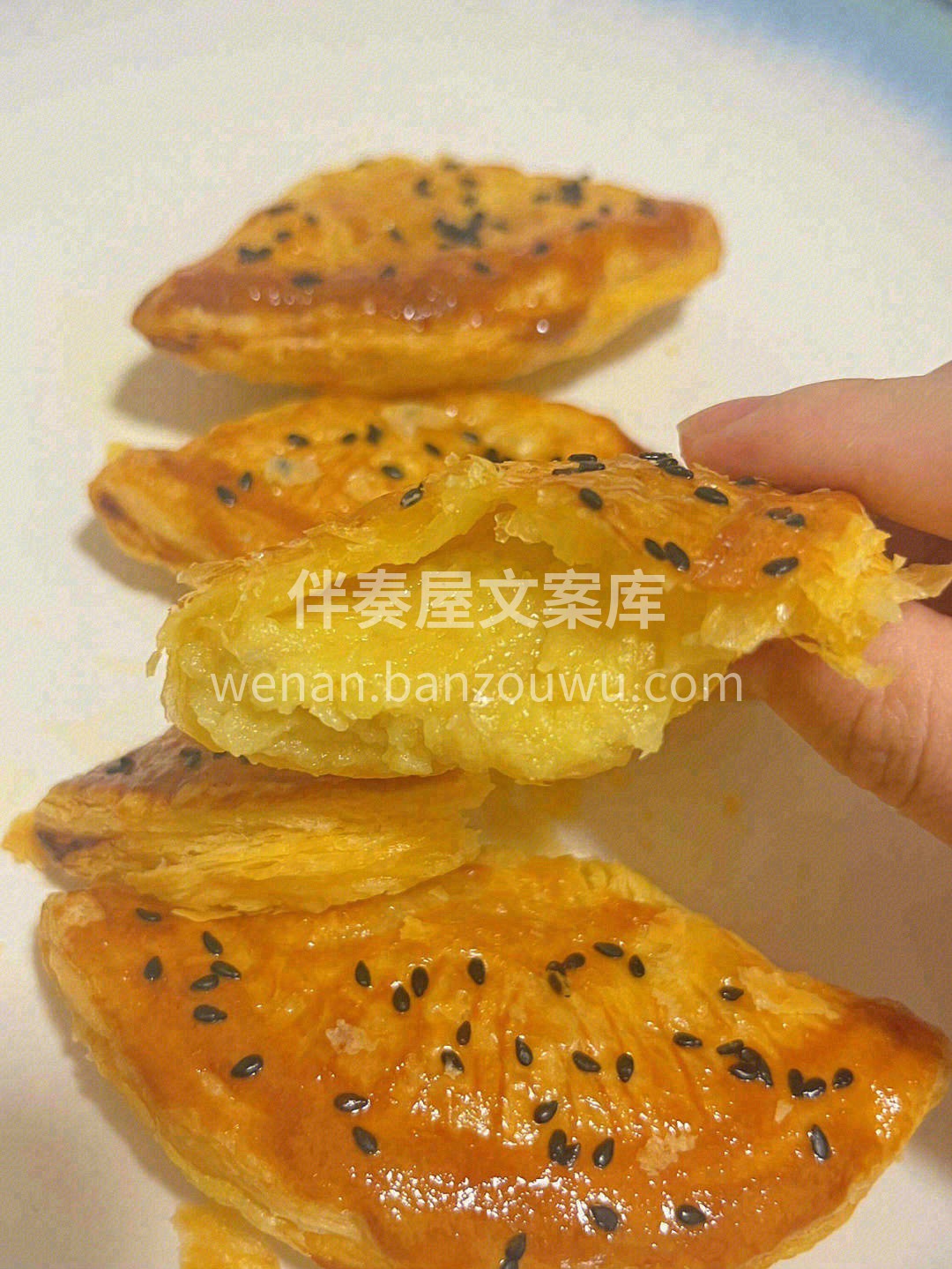 榴莲酥成品色泽金黄诱人，黄金配比的用料， 配图1