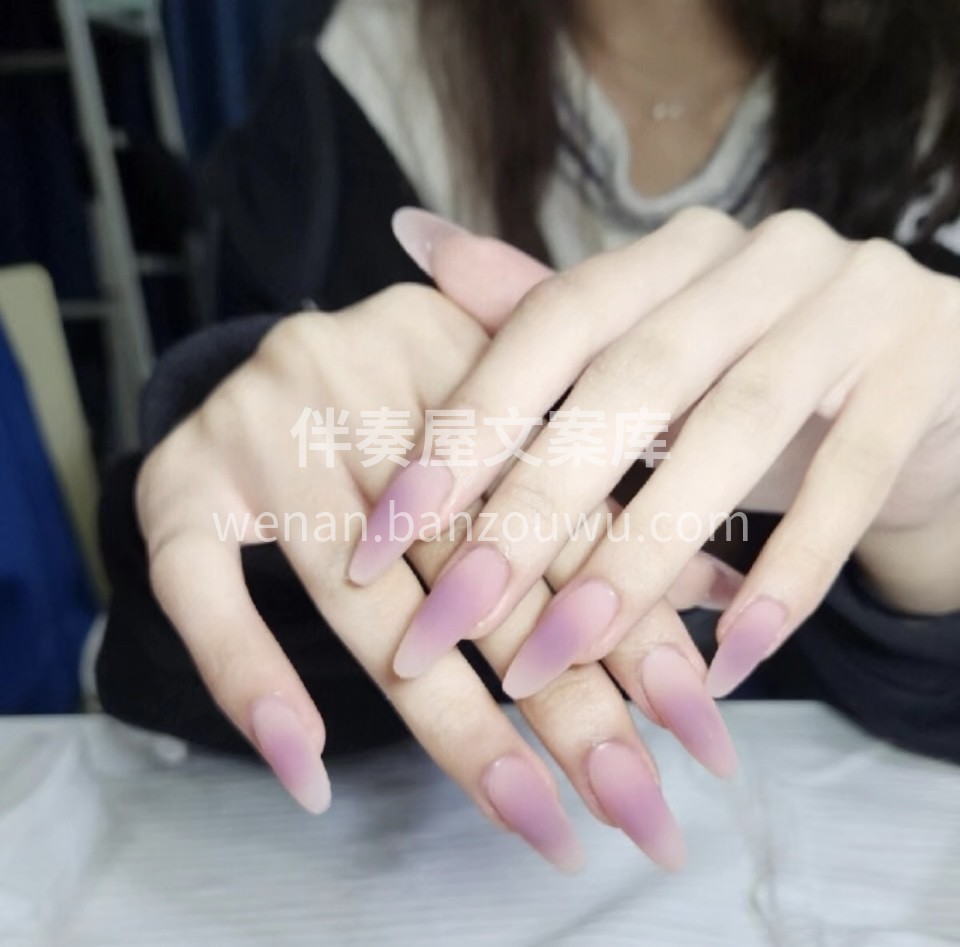请把烦心事丢一丢.你需要抽空做个美甲 美 配图1
