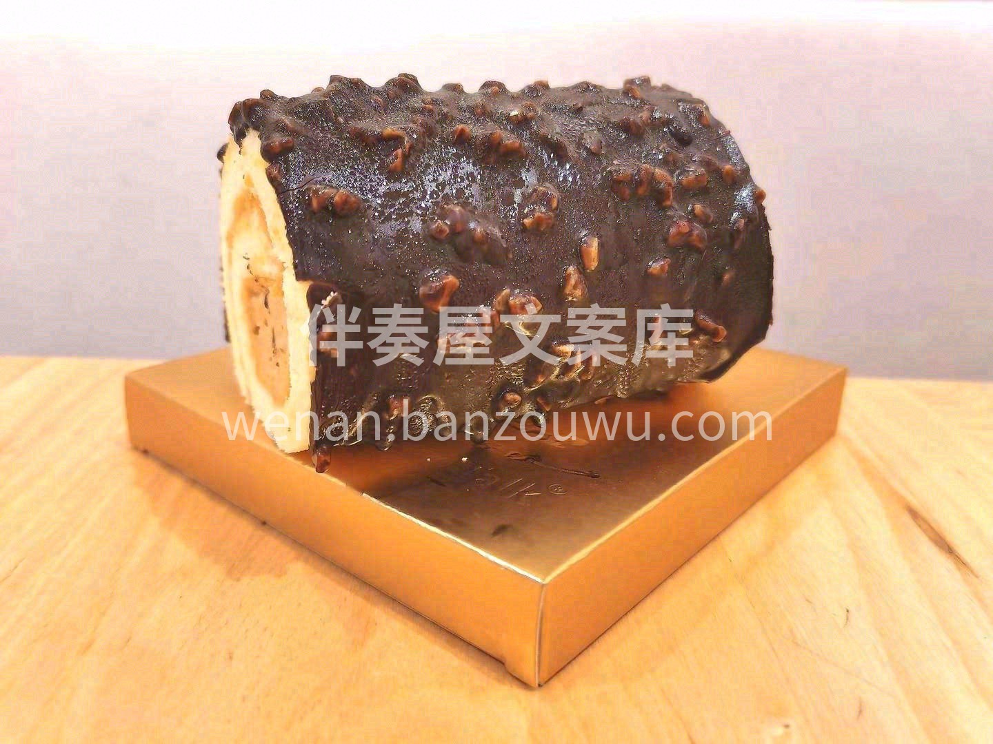 巧克力卷属实是有点惊艳的。外层裹了一层薄 配图2