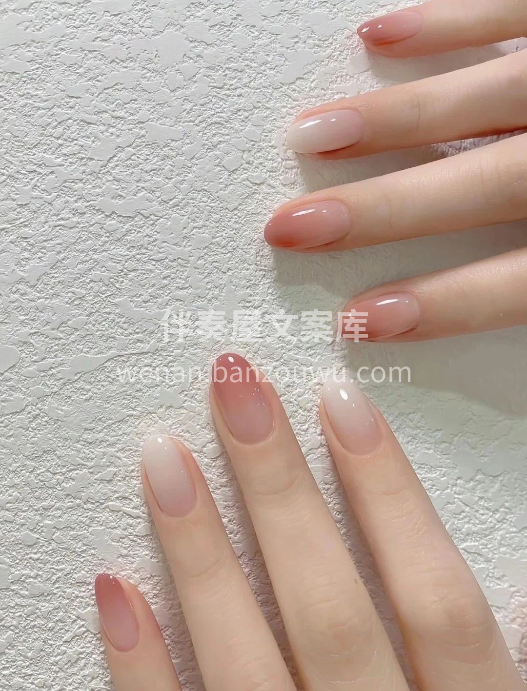 温柔简约裸色指甲💅 在不同光线下都显得特