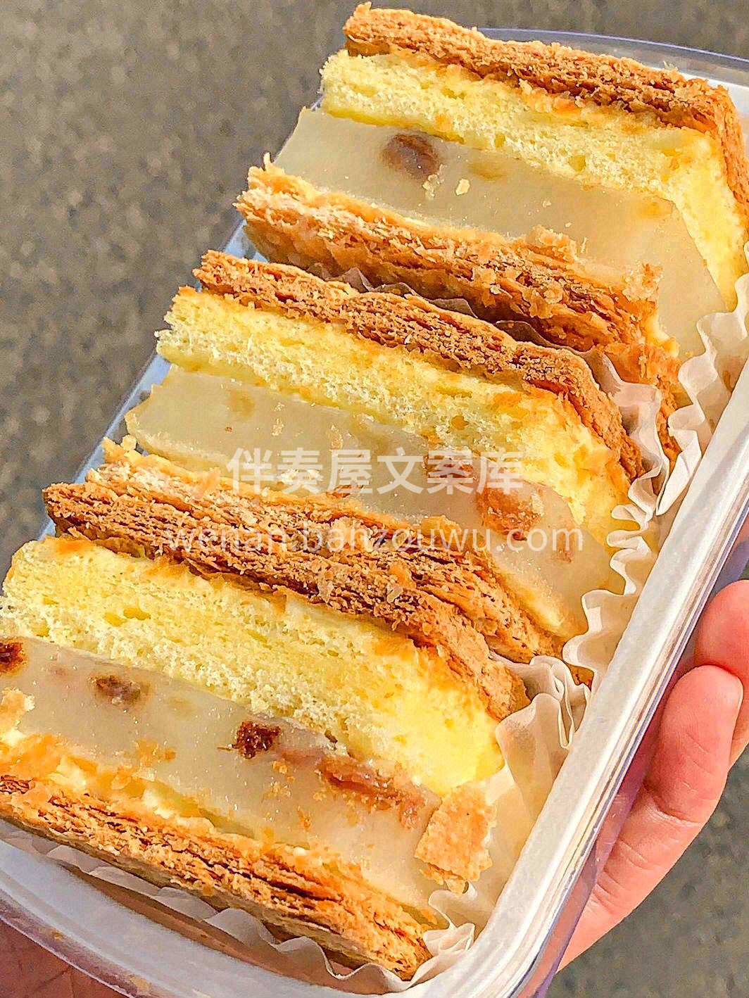 非凡口感的酥皮🥞，轻轻拿起一小块，还未到 配图2