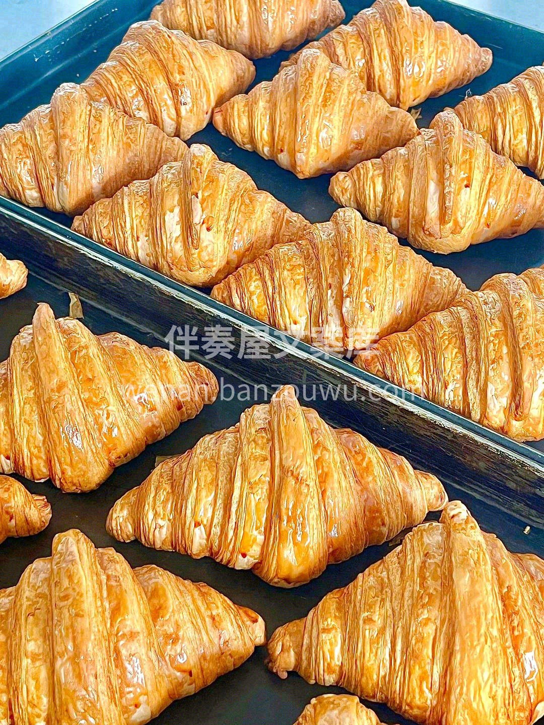 🥛牛奶和🧈黄油的味道一点一点渗透面包的缝 配图2