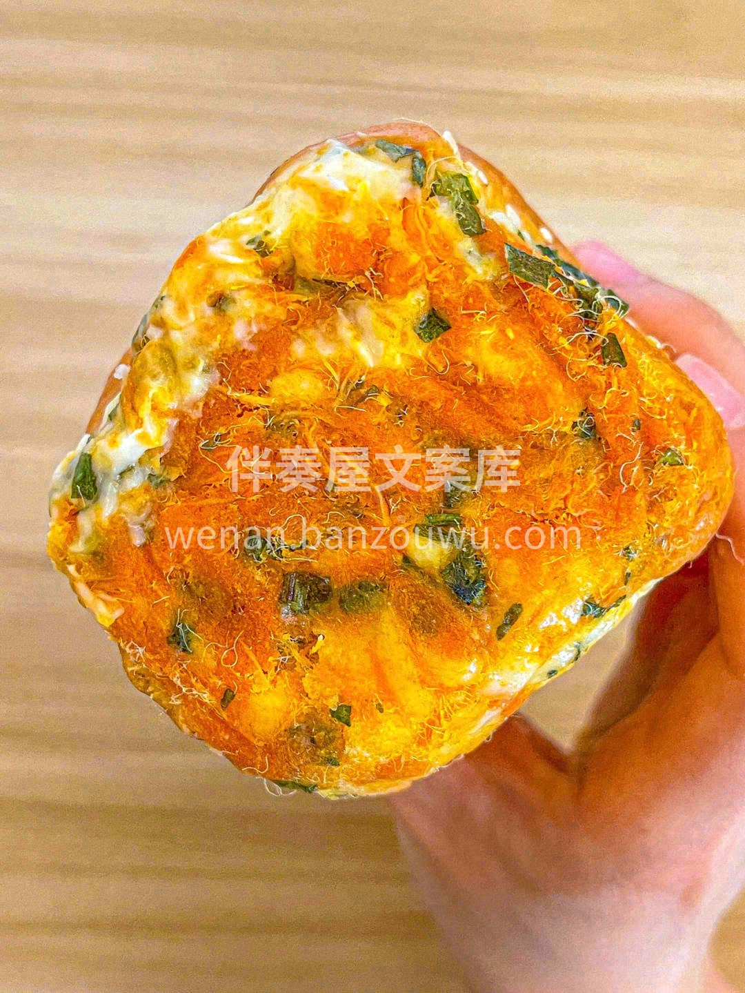 🍞面包体很暄软，表面撒了很多葱花🌿两头和 配图3