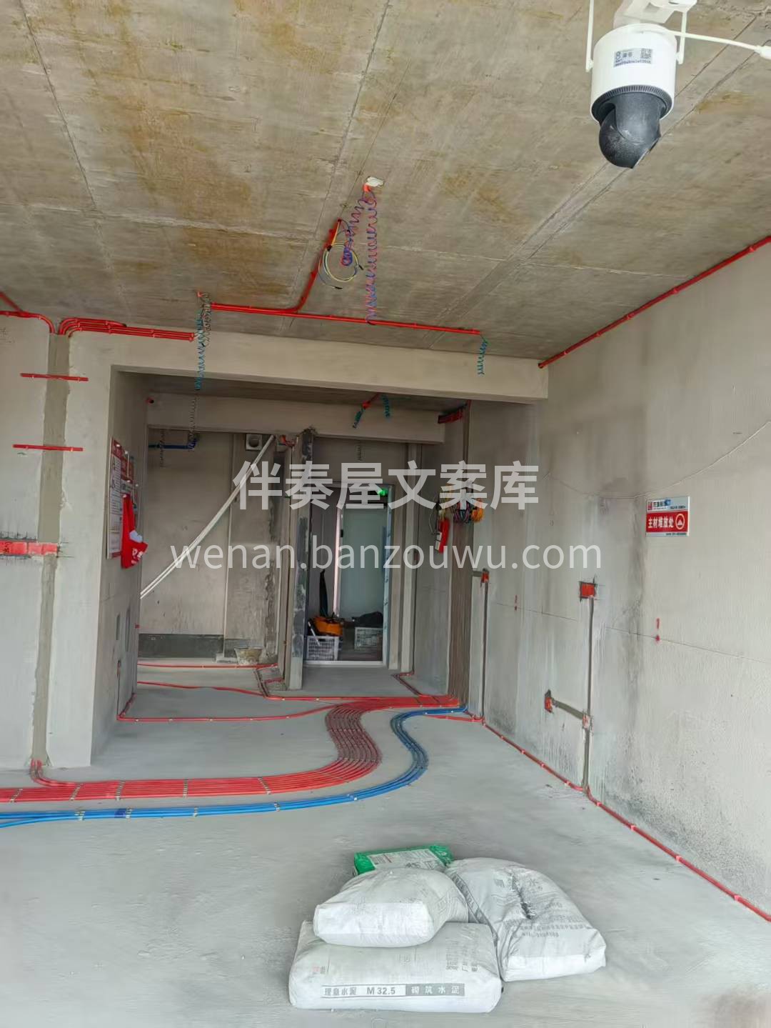 夏天的工地不容易 ‮砖瓷‬热得‮煎能‬鸡 配图1