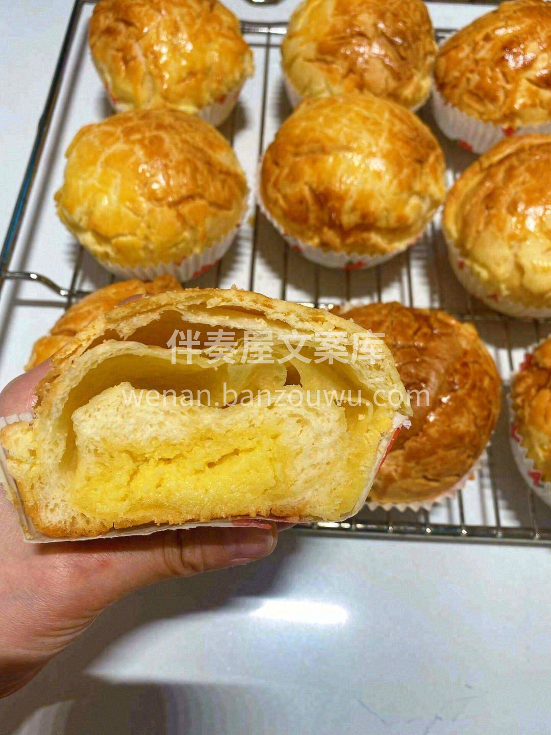 🔥热腾腾的菠萝包甜脆酥皮配上冰箱里刚拿出 配图1
