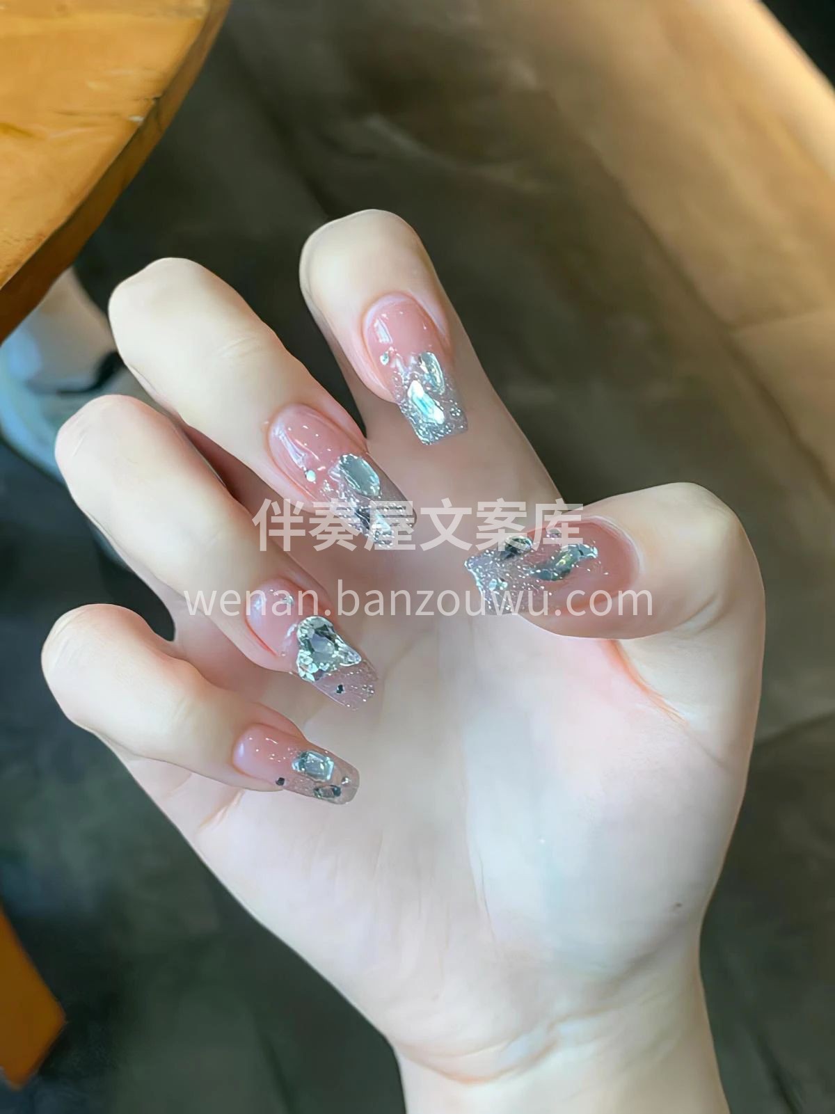 让美甲成为你心情的延伸， 愿每一抹色彩都