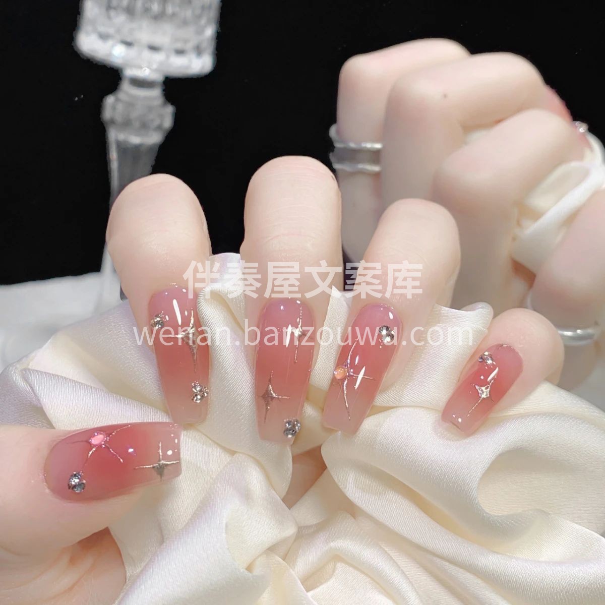 夏日腮红金属星星美甲 裸色打底，冰脂红晕