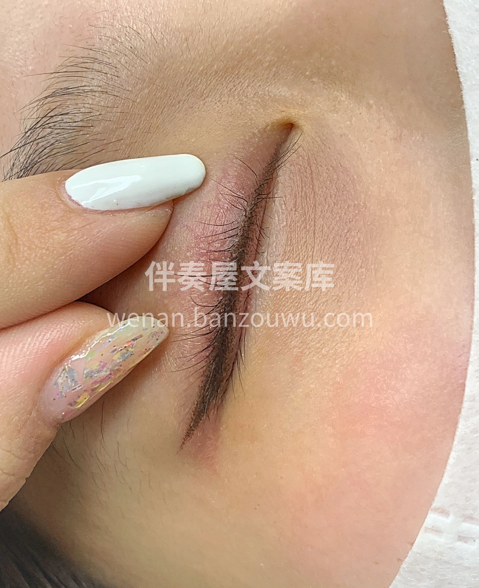 渐变的色阶处理，弱化轮廓. 让眼睛妆容精 配图1