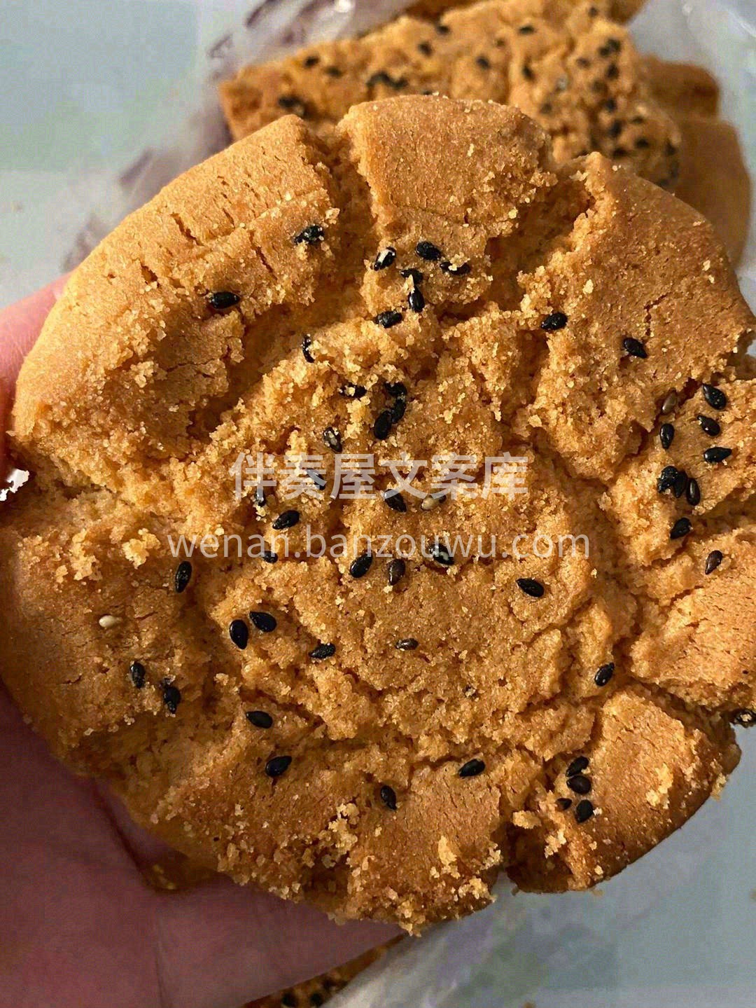表面的裂纹表示它非常的酥💥，一碰就掉渣  配图2