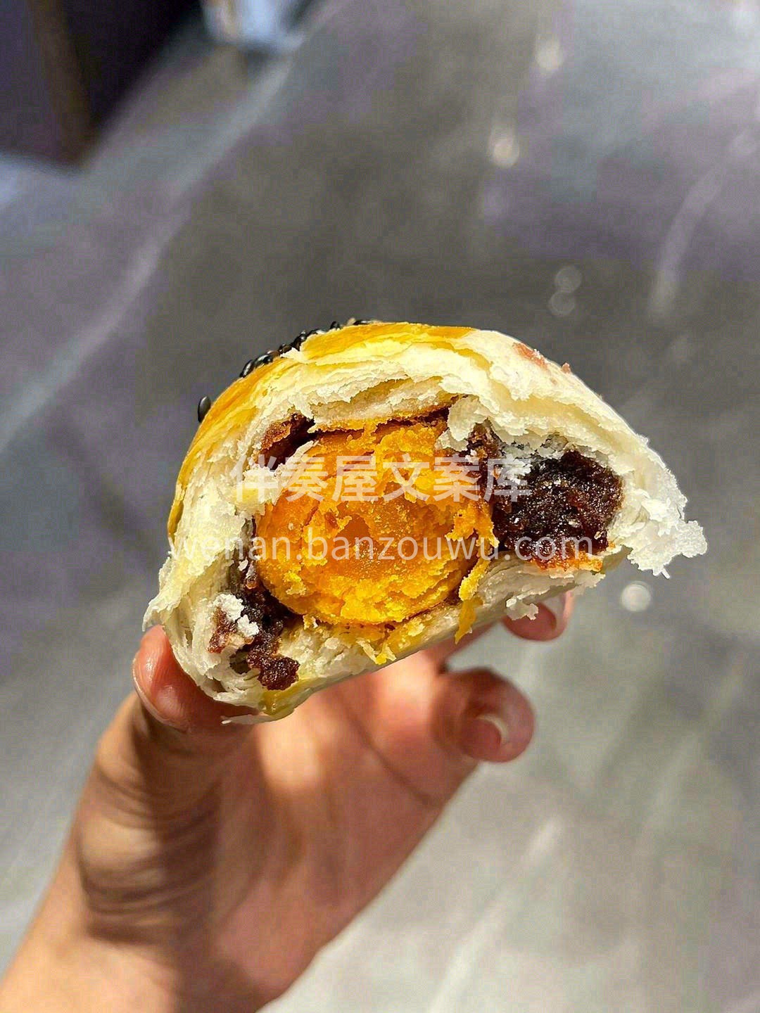 每一颗蛋黄酥都经过精心制作❤️，外层酥脆 配图1