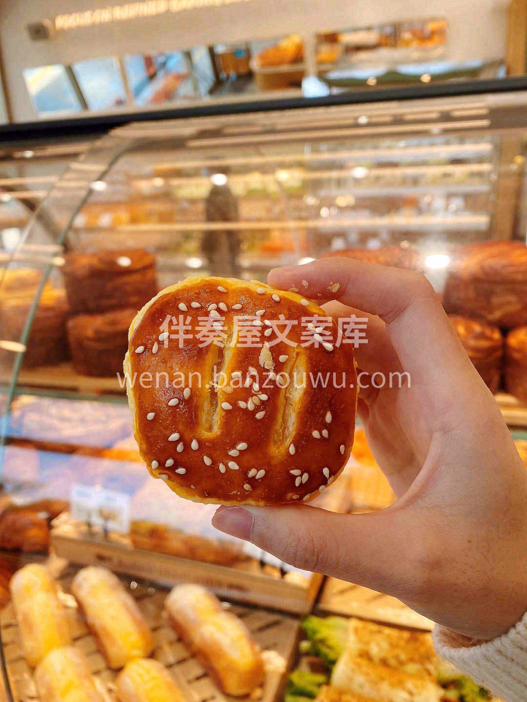 轻轻掰开手中的老婆饼🥞，金黄酥脆的表皮层 配图2