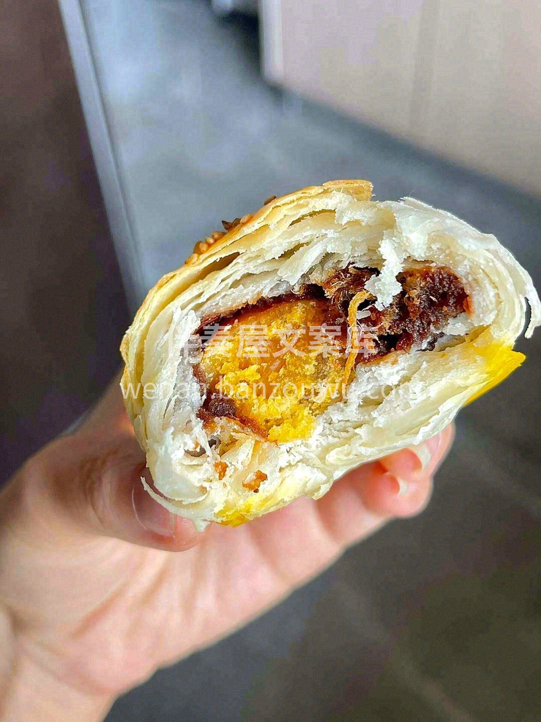 每一颗蛋黄酥都经过精心制作❤️，外层酥脆 配图2