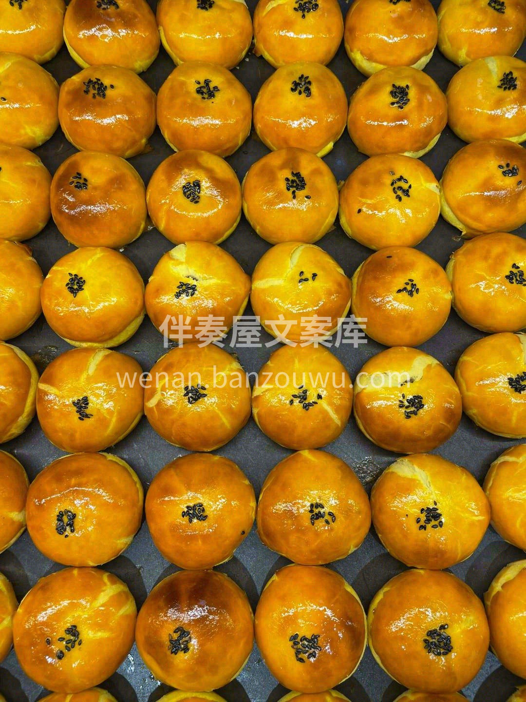 甜甜的文案不能解馋♂📝╰ 但好吃的蛋黄酥 配图2