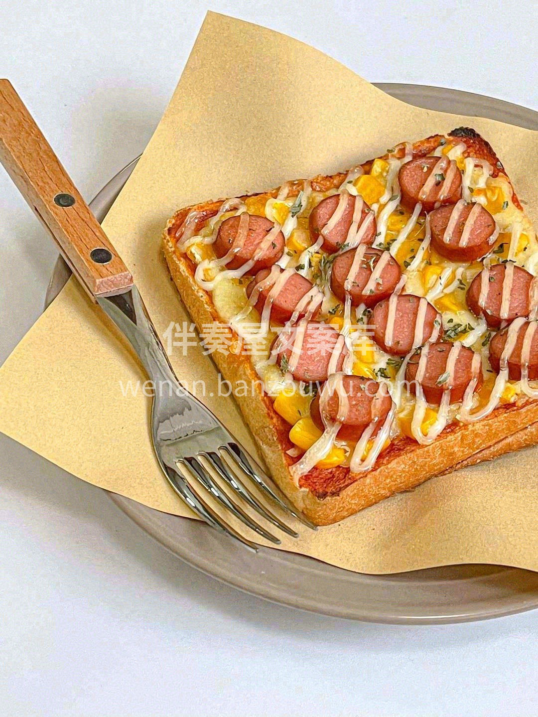 一杯暖暖的咖啡☕️ 搭配一份披萨面包🍕  配图1
