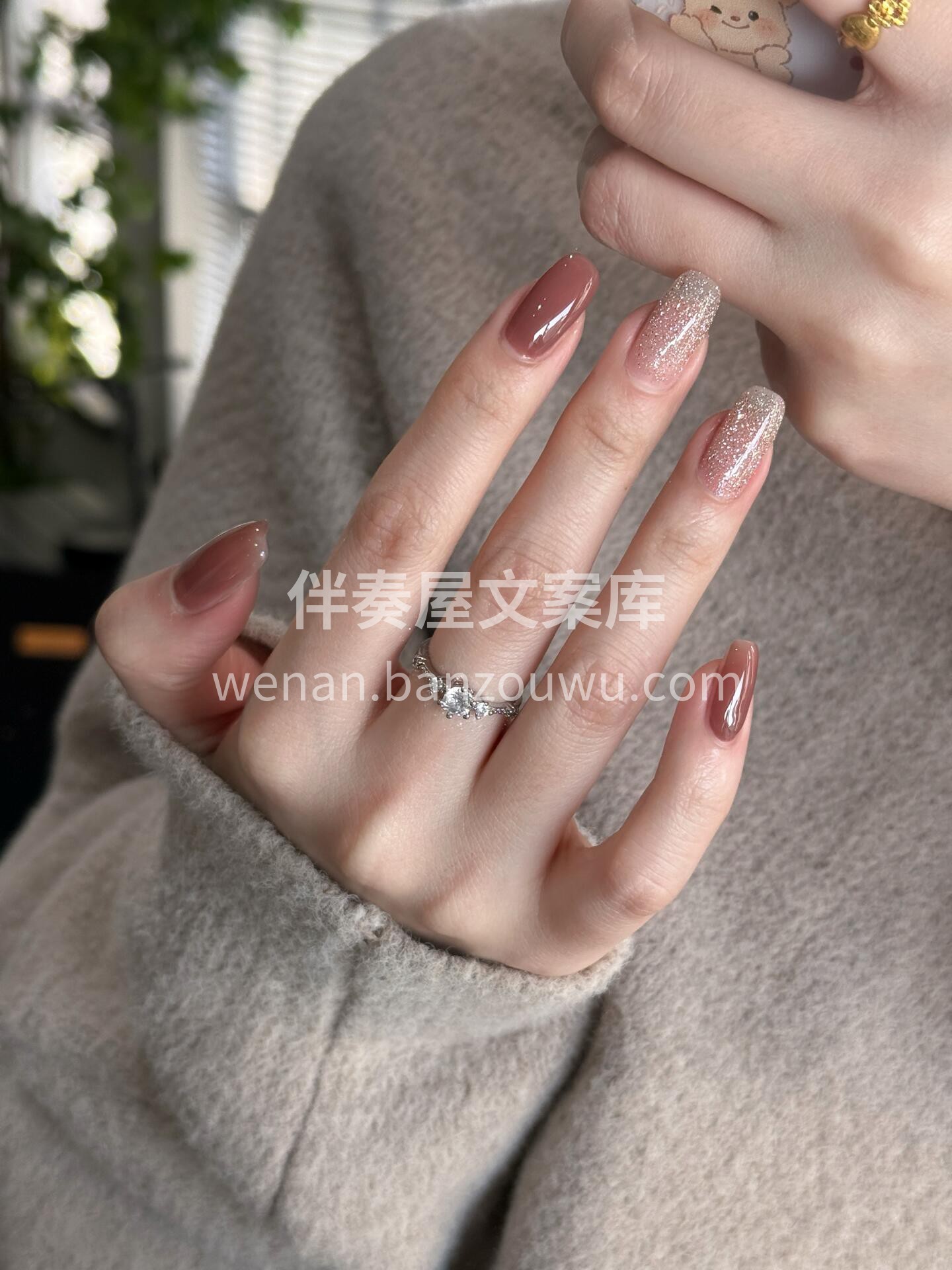 温柔韩系！精致春天美甲💕奶茶棕搭配细闪 配图2