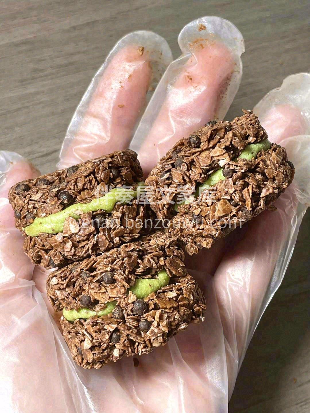 🍪外面是厚厚的巧克力麦片➕抹茶的牛轧夹心 配图3