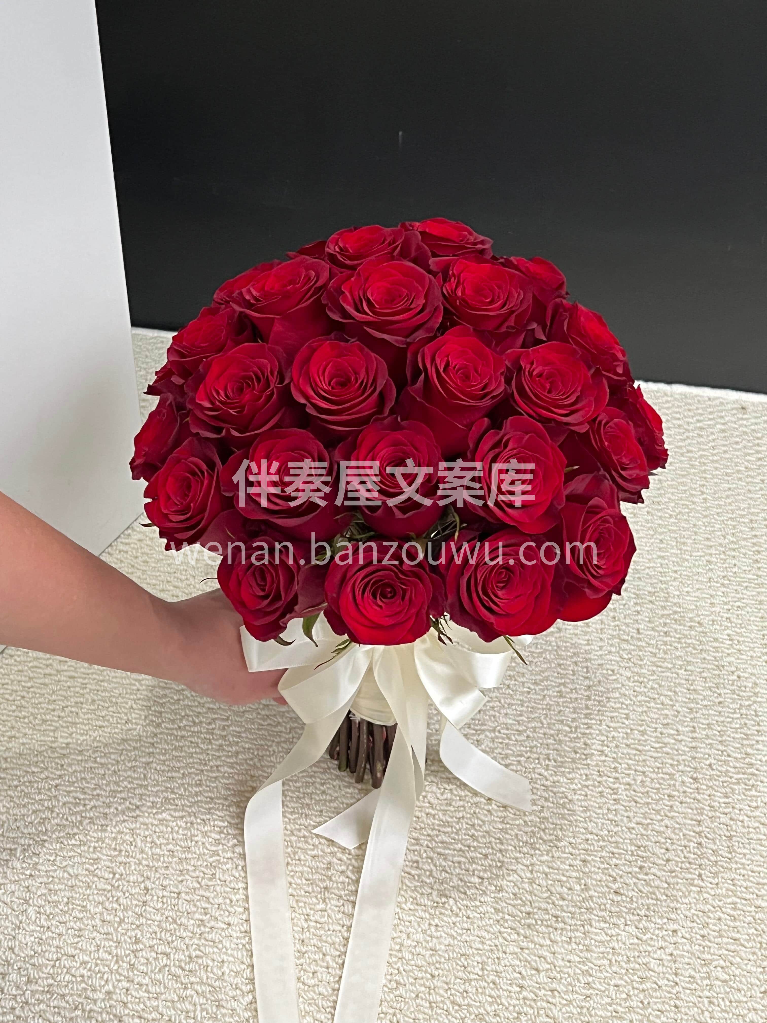 手捧红玫瑰❤️满心都是你 愿以玫瑰为证🌷许你一生温柔🌸 配图2