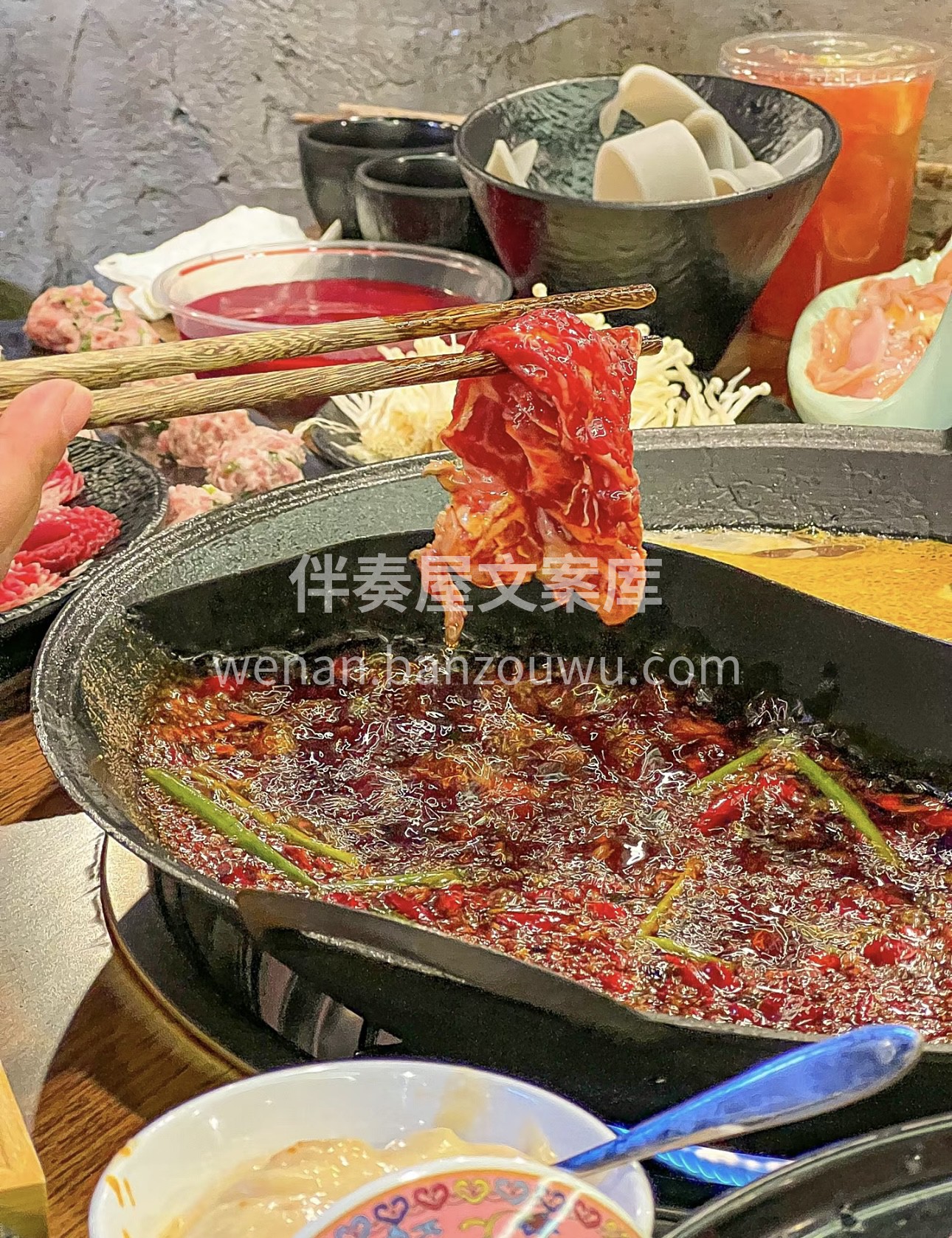 新鲜的牛肉摆在盘中，如艺术品般诱人。夹起 配图2