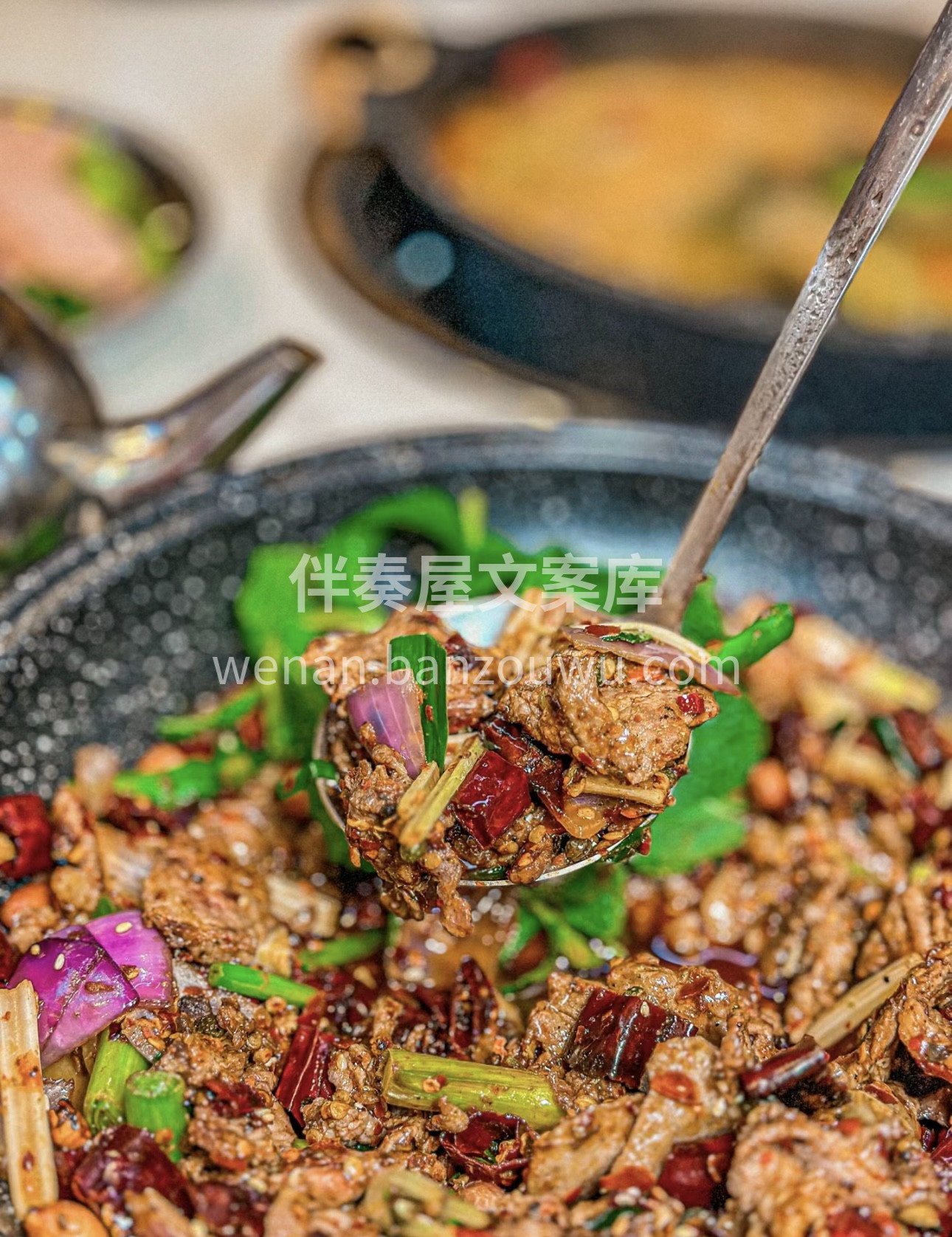 香嫩的牛肉在干锅中滋滋作响，独特的香味弥 配图3