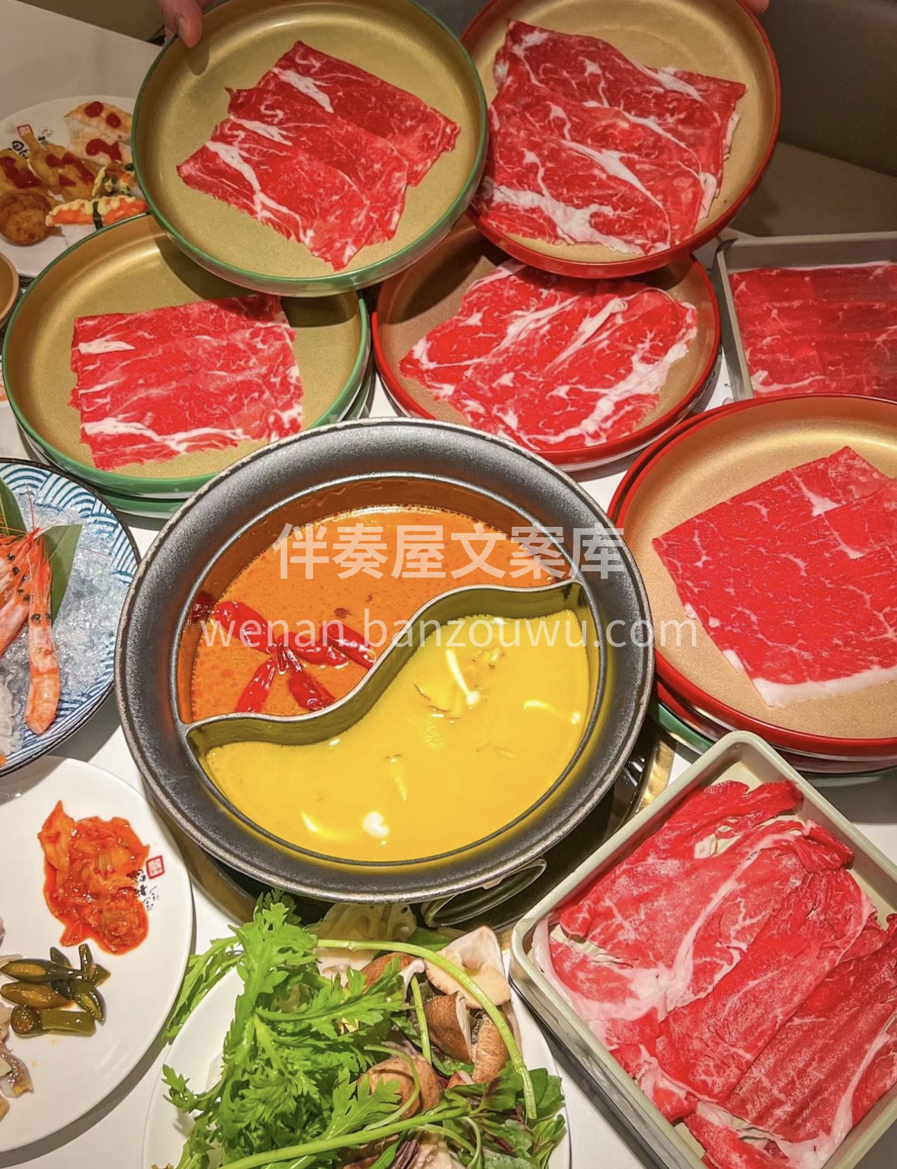 一盏暖灯，一锅鲜汤，一家人围坐共享涮涮锅 配图1