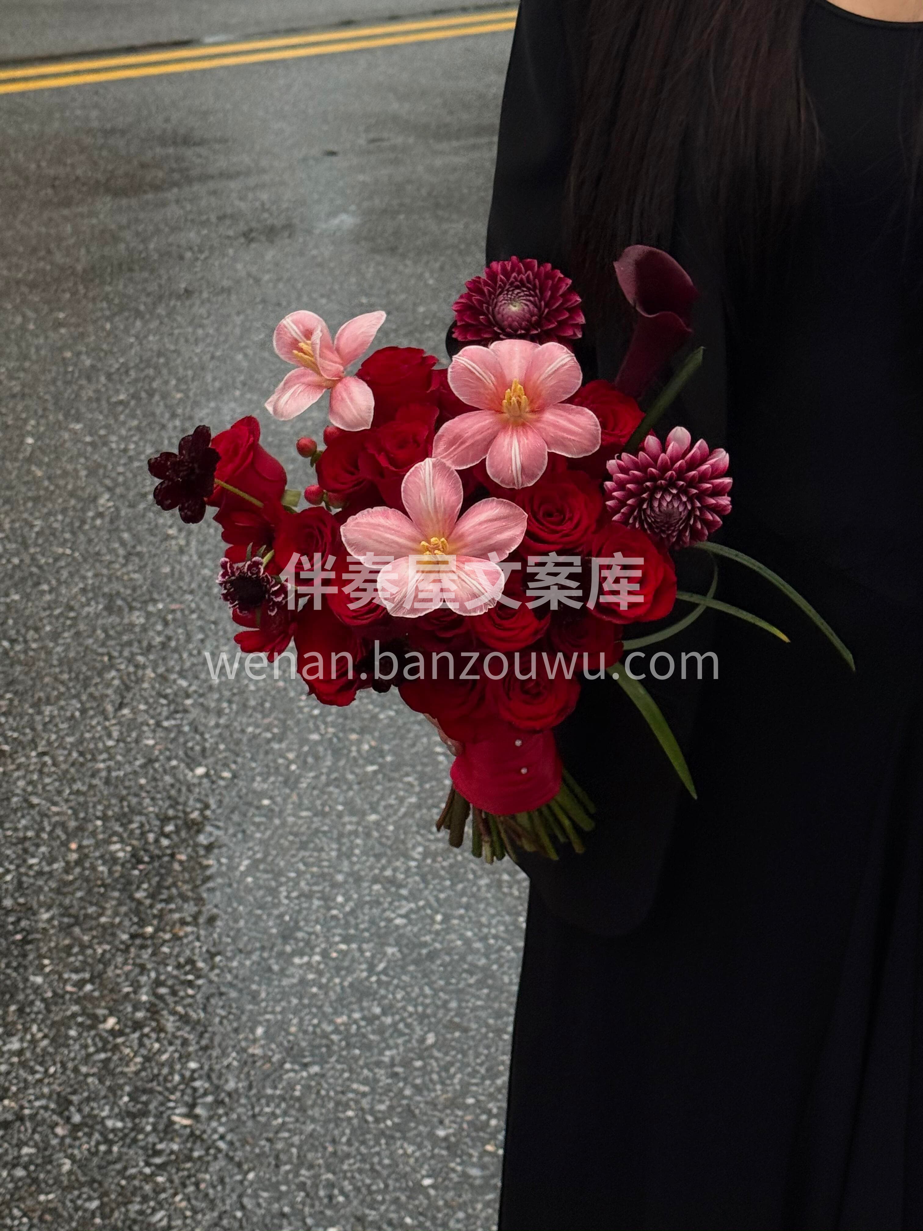 高级感十足的红色系手捧花❤️ 将私有浪漫公之于众✨ 配图1