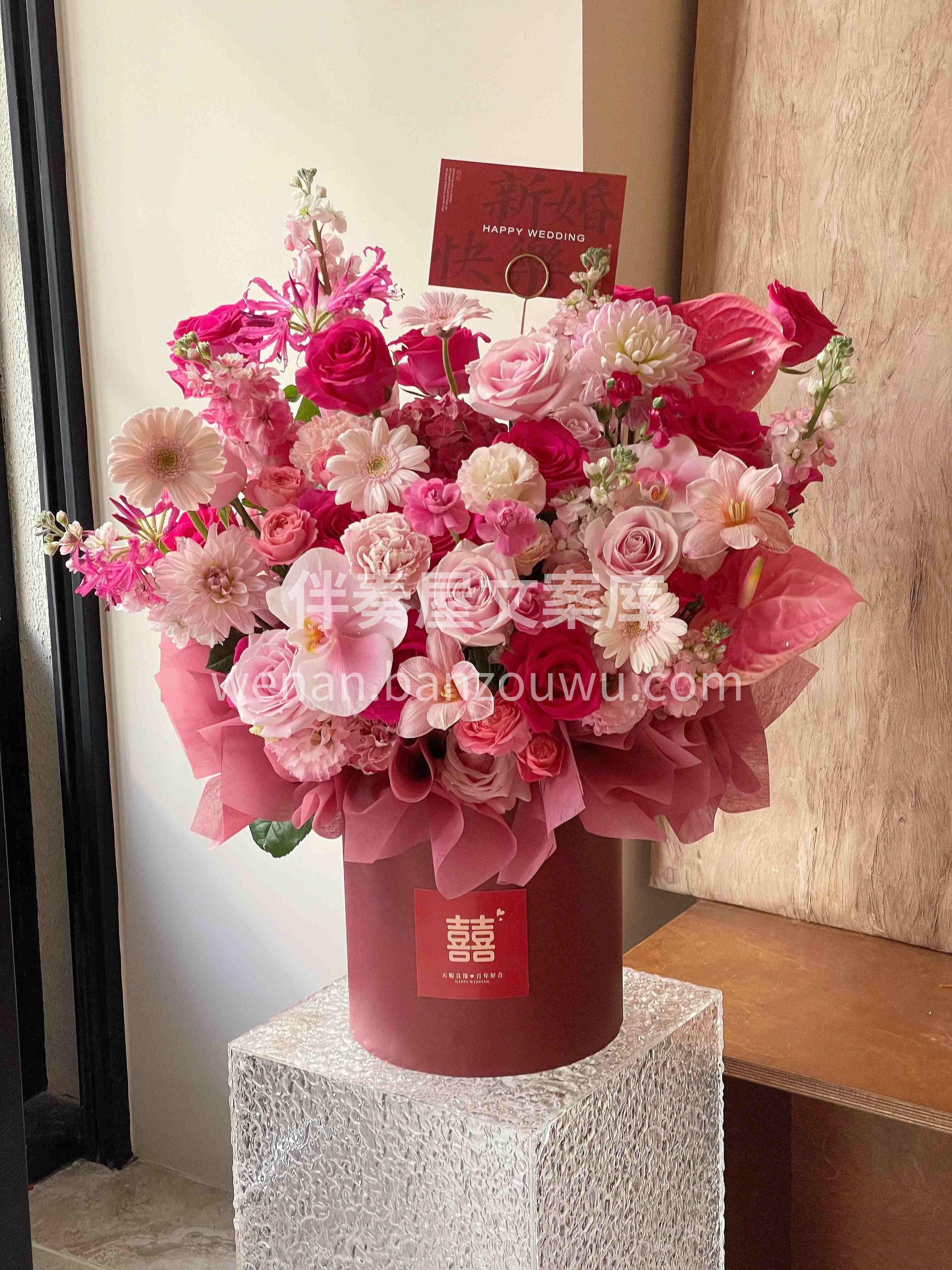 玫粉色新婚抱抱桶太绝了🌷 🫧自然散落的花材搭配圆润桶身🌸 放 配图1