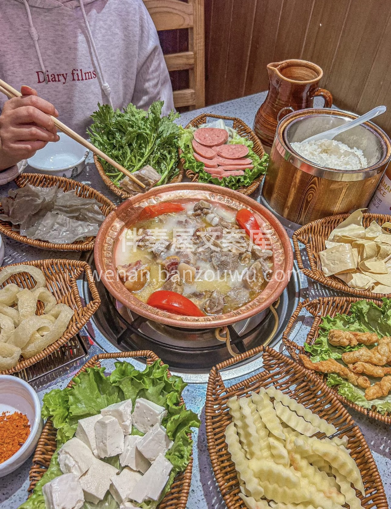 腊香浓郁的排骨，搭配丰富食材，煮成一锅美 配图1