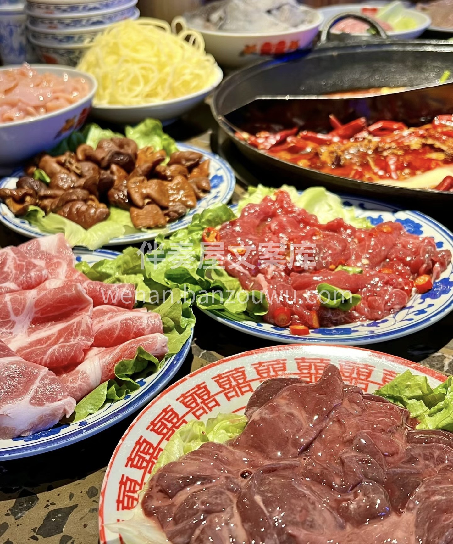 一锅红艳，煮沸生活。特色火锅，汤底醇厚。 配图2