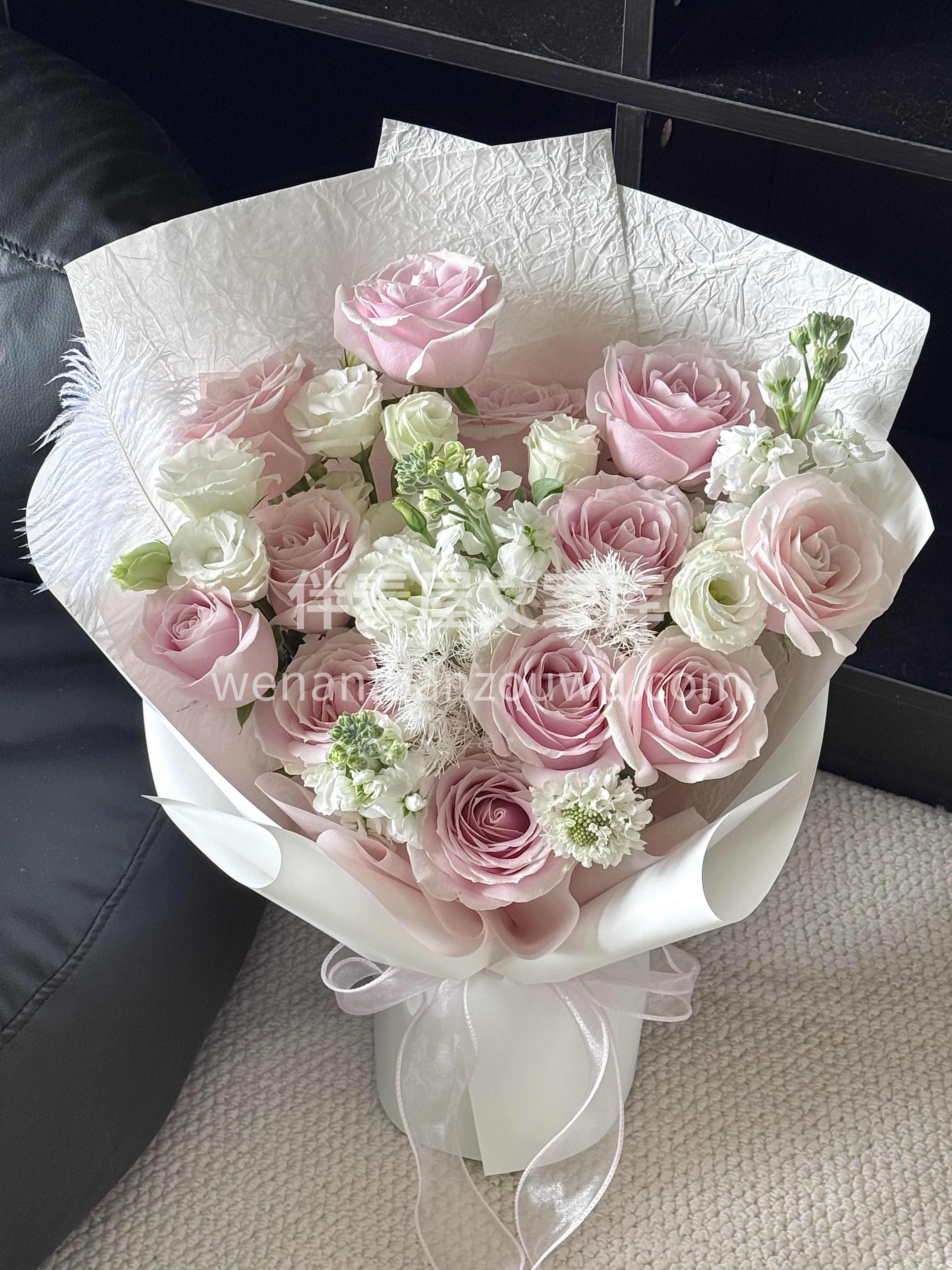 低饱和度的粉色花束💐 是低调却惊艳的温柔 它自带的高级感🌷  配图3